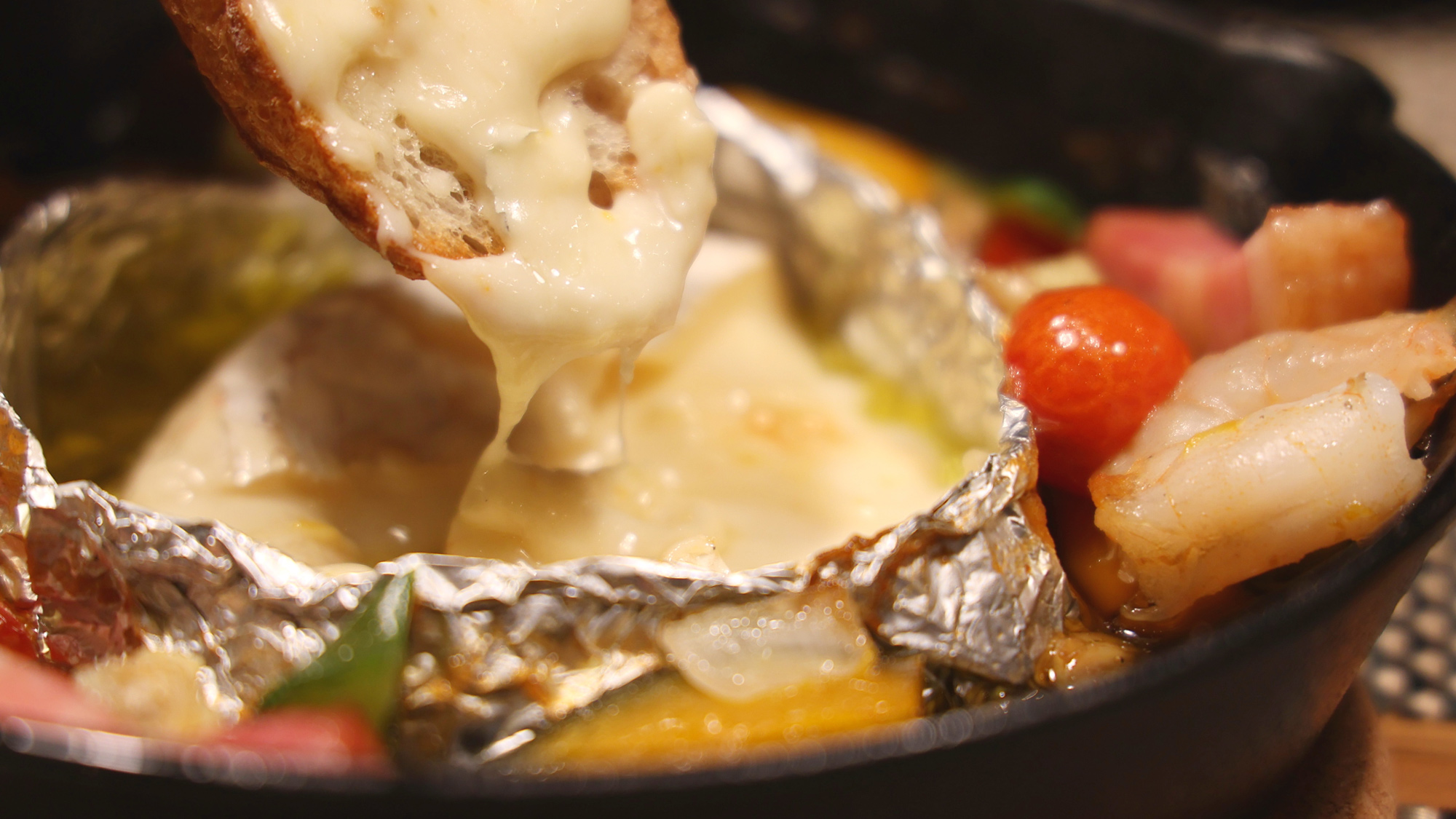 熱々チーズでいただくアヒージョ