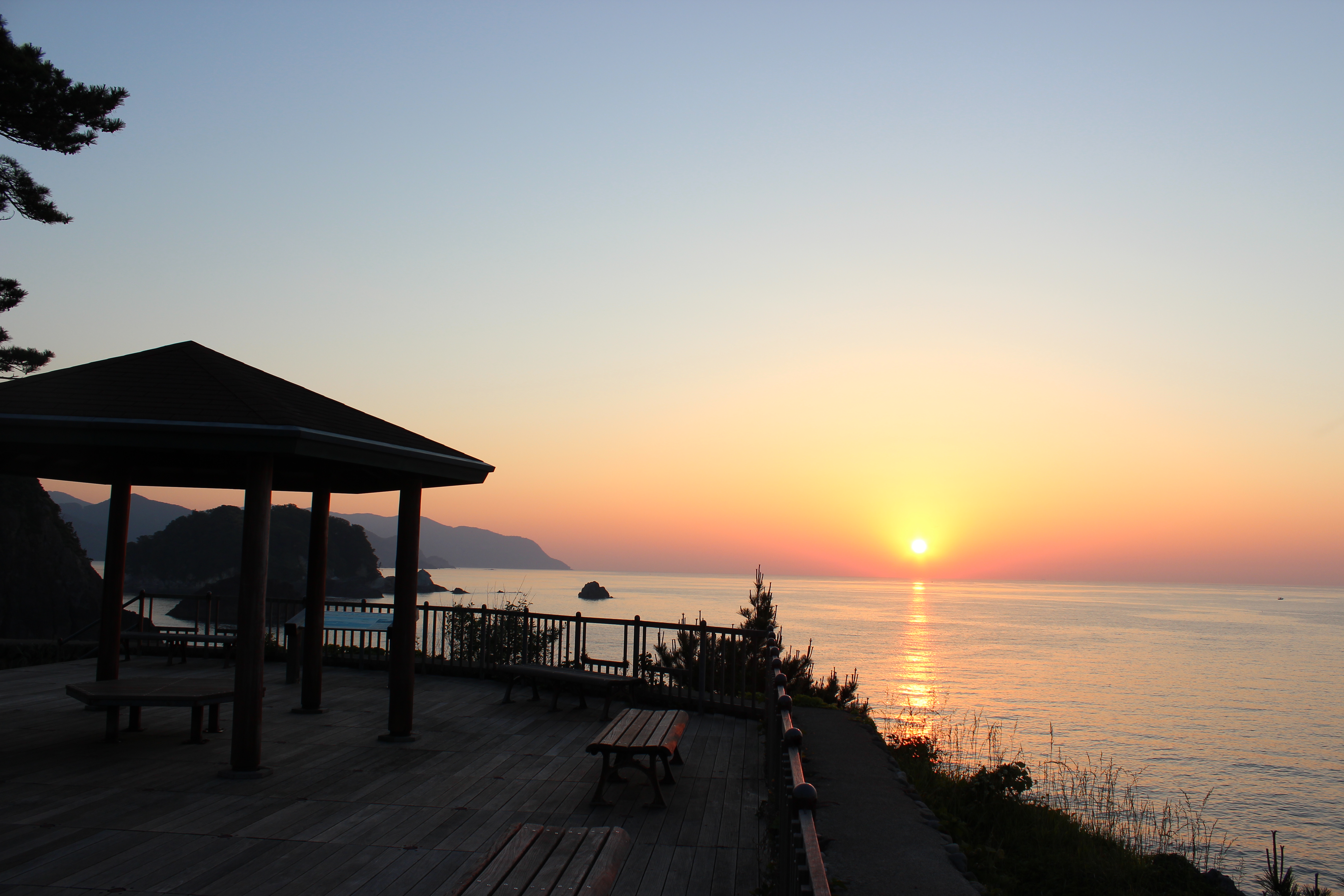 夕日百選の大引の鼻展望台、夏は漁火が270度見渡せます