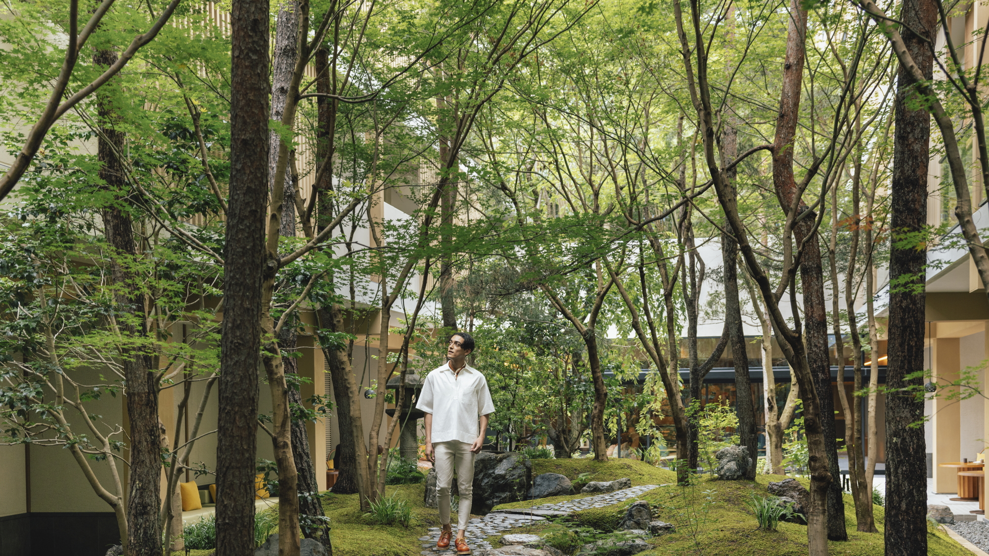 ホテルの中央にある中庭は、バイオフィリックデザインを採用し、自然とつながる空間