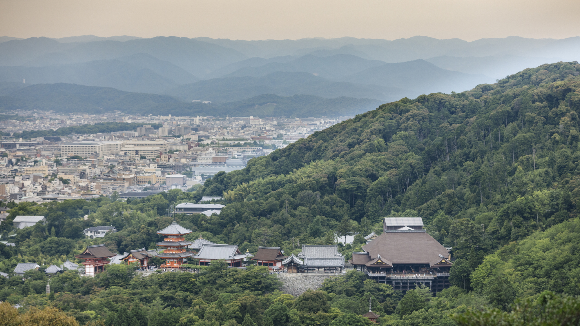京都・東山という、自然と街の狭間にシックスセンシズ 京都があります