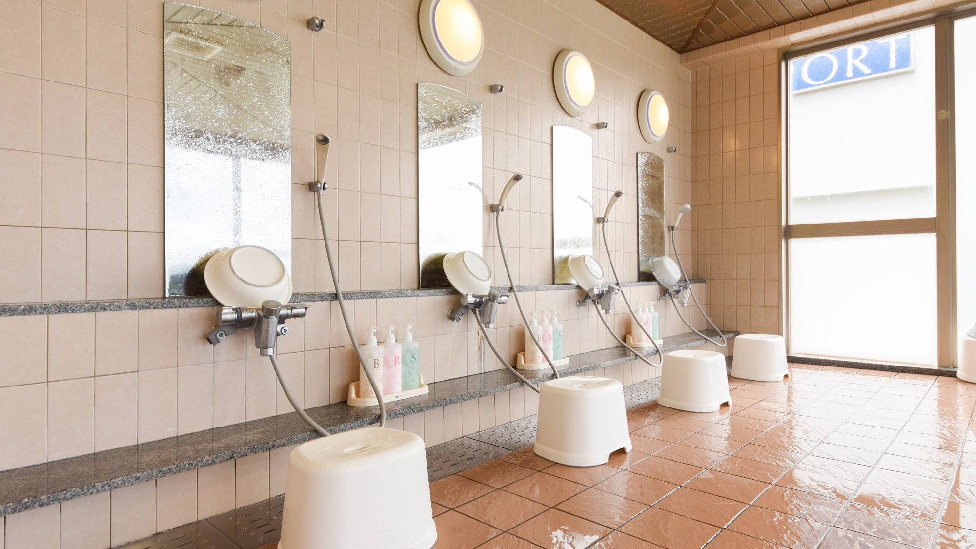 *【姉妹館「花椿」展望浴場洗い場】シャンプー・リンス・ボディソープを備え付けております