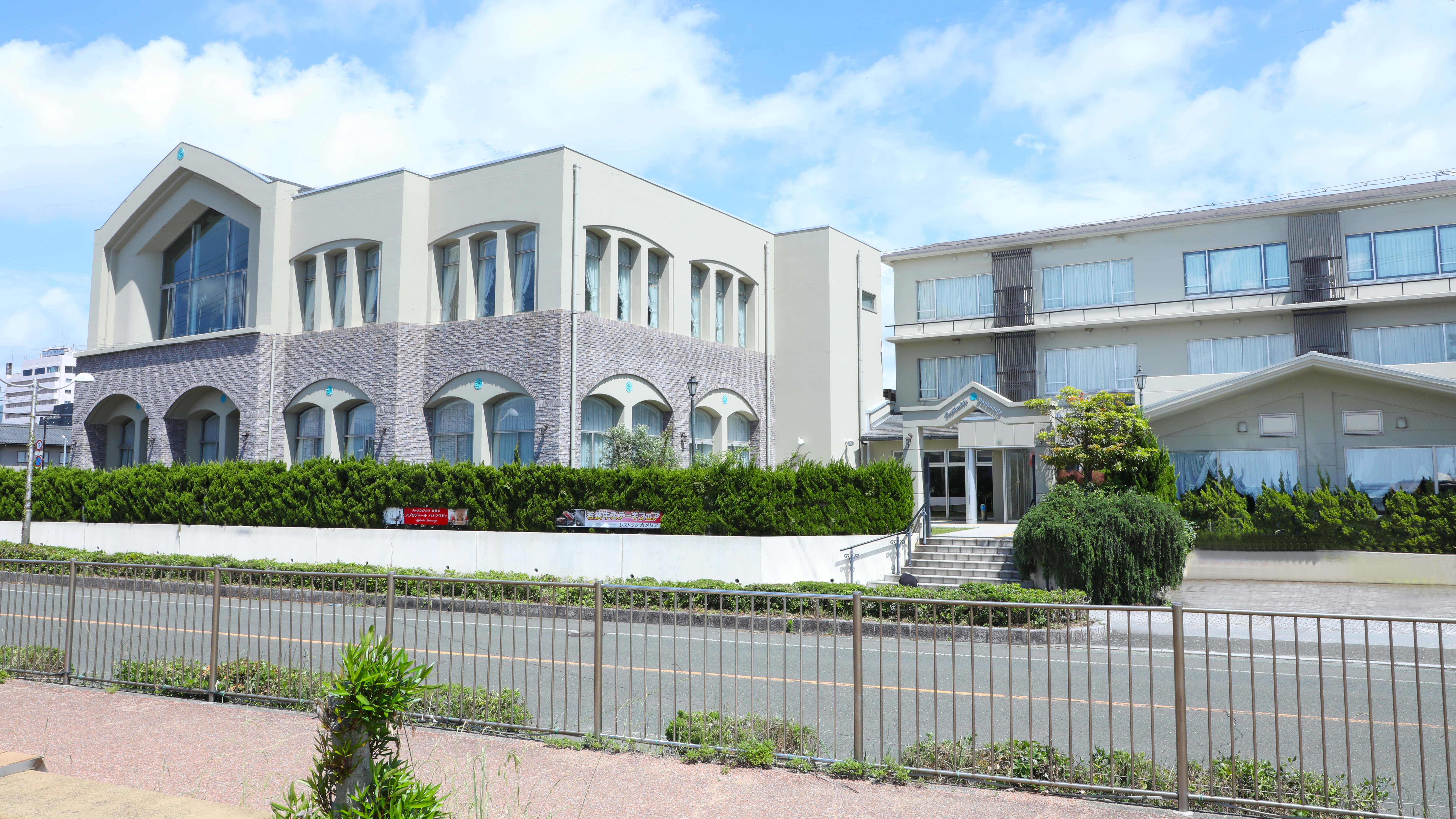 *［外観］若狭湾を望む旧老舗旅館の趣を兼ね備えたモダンな小さなホテル（一例）