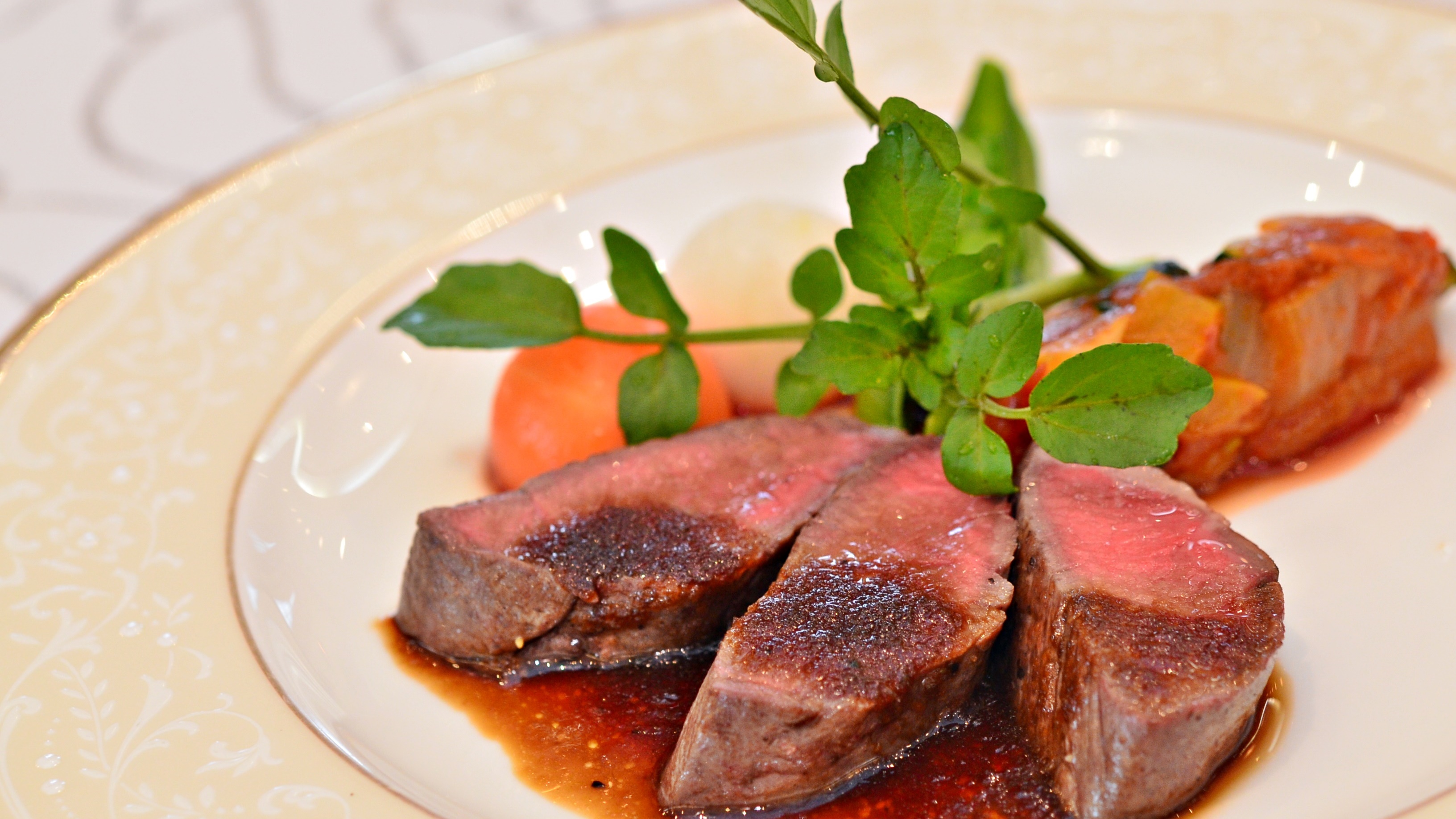 *【ランチ一例】メインを選べる日替わりランチは地元のお客様に好評です