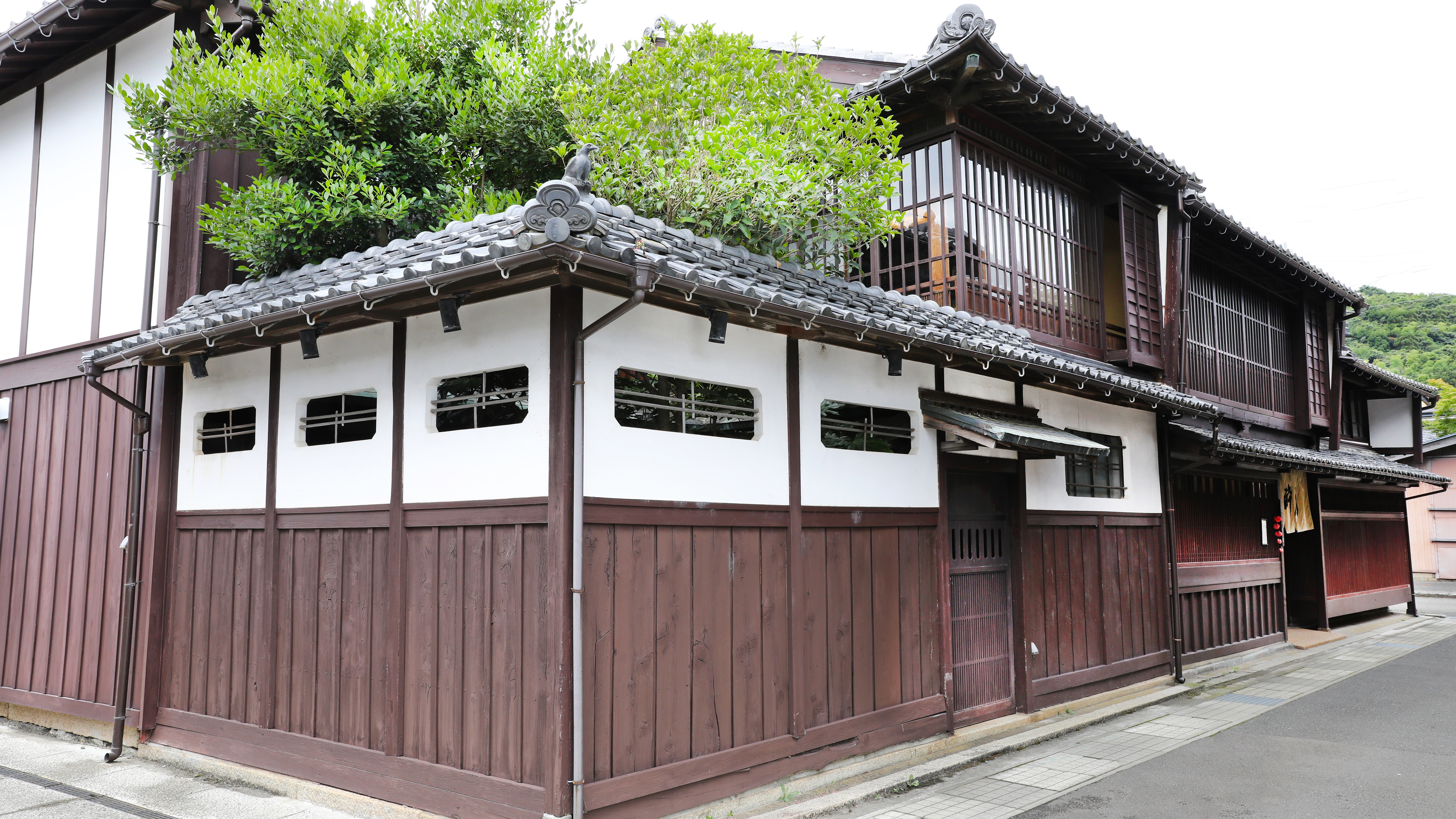 *［四季彩館 酔月／外観］京文化の面影が今も残る歴史的な並み（三丁町・小浜西組）にございます