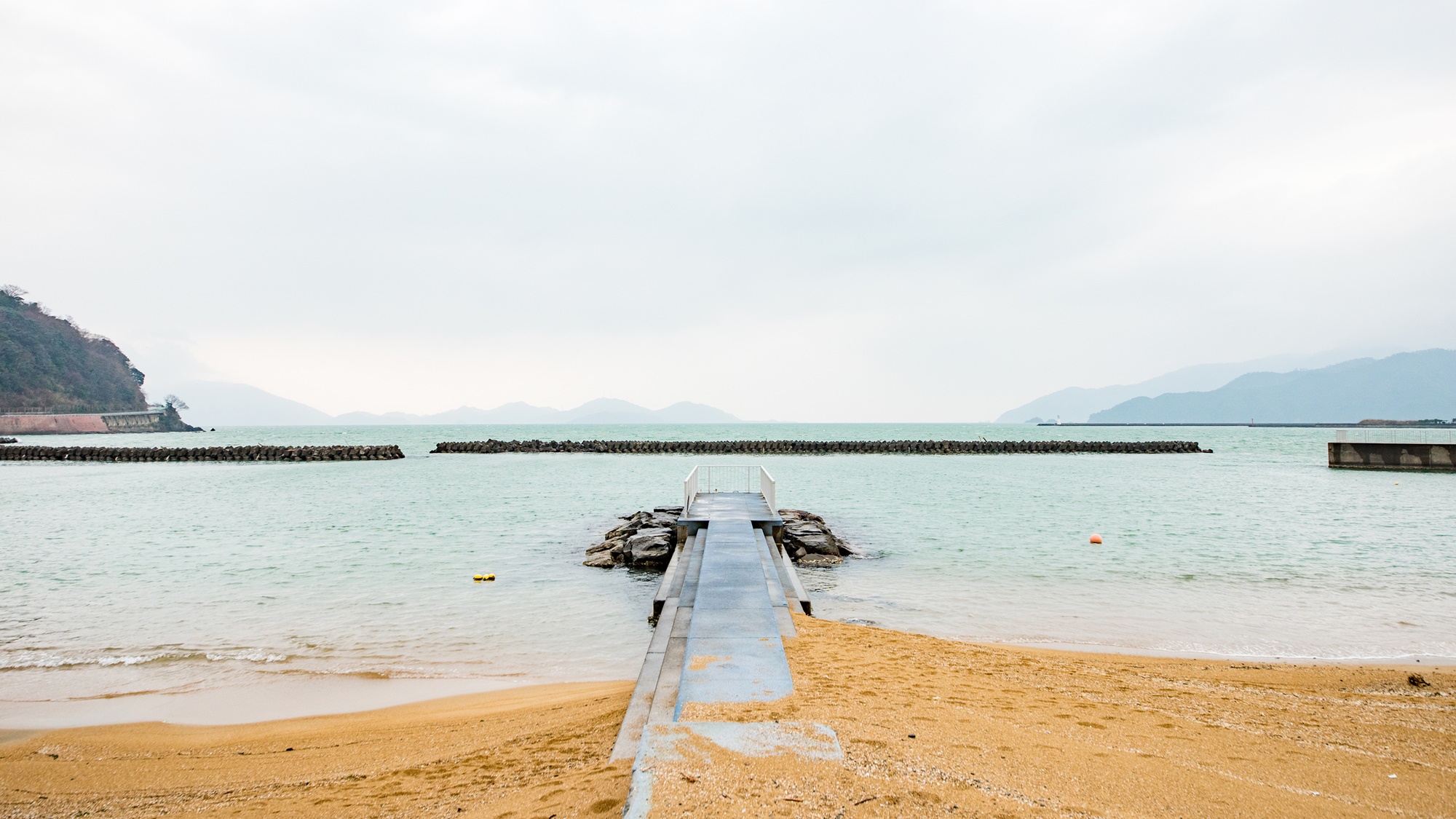 *【周辺】当館の目の前にある「人魚の浜海水浴場（白鳥海水浴場）」