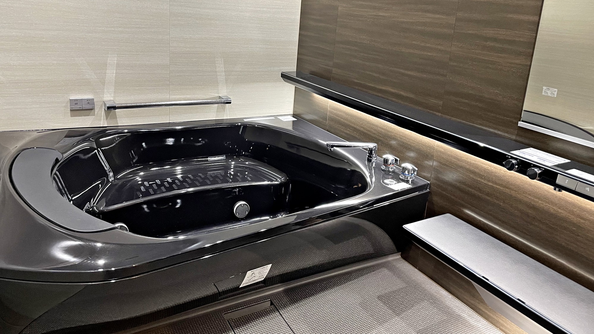 *【オーシャンビュー洋室（バリアフリー）・バスルーム一例】ジェットバスの打たせ湯機能を完備