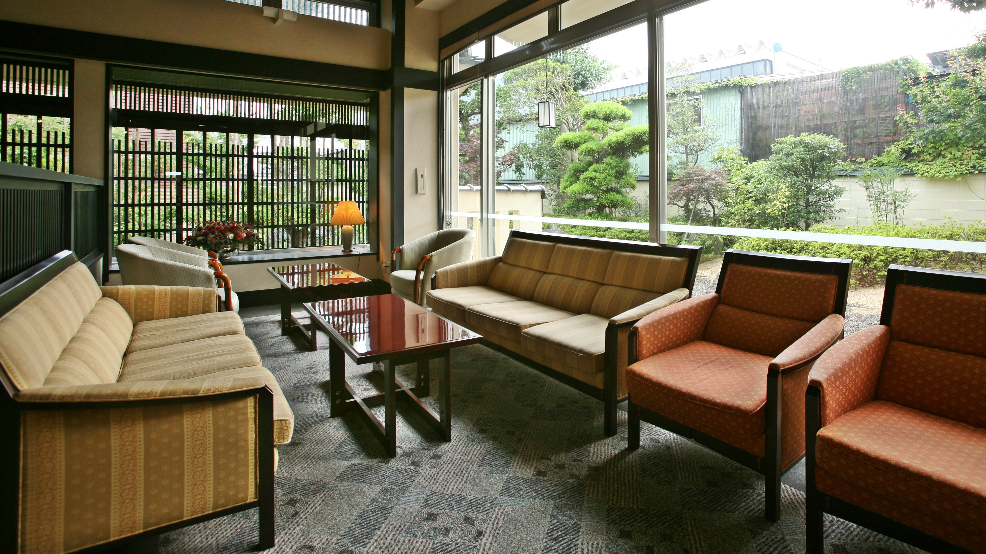 *【和玄関】格子戸など老舗旅館の趣が残るロビー