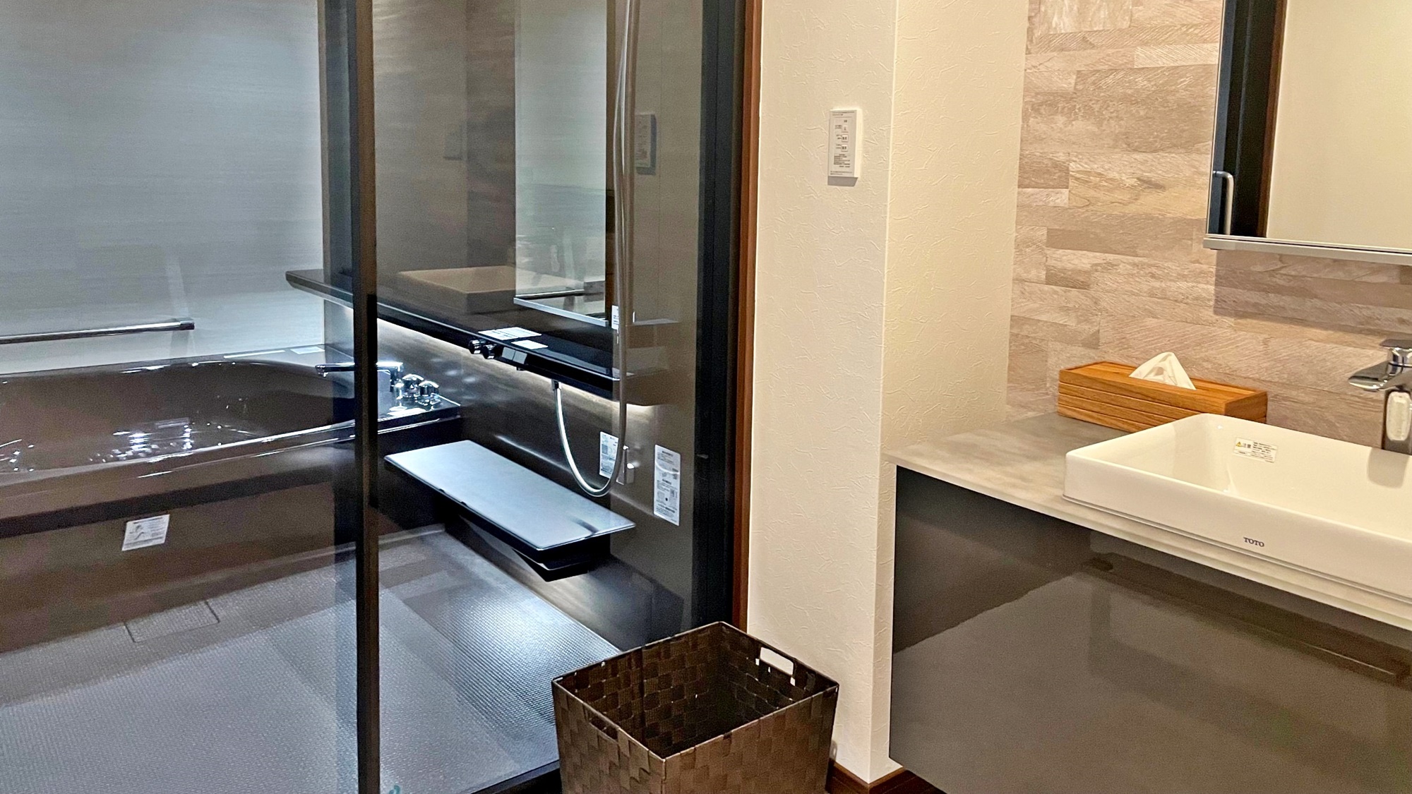 *【オーシャンビュー洋室（バリアフリー）・バスルーム一例】ジェットバスの打たせ湯機能を完備