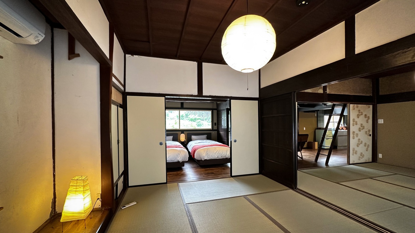 【松明】和室。6帖の広さの和室が2室ございます。手足を伸ばしてお寛ぎください