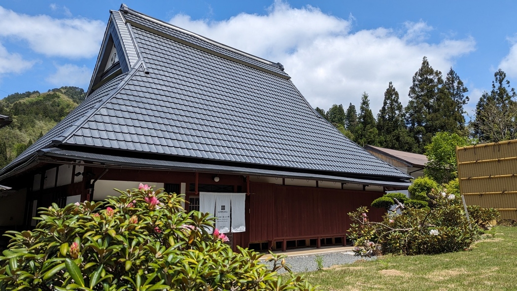 【水音棟・1棟貸し】美山の典型的な茅葺き屋根の古民家