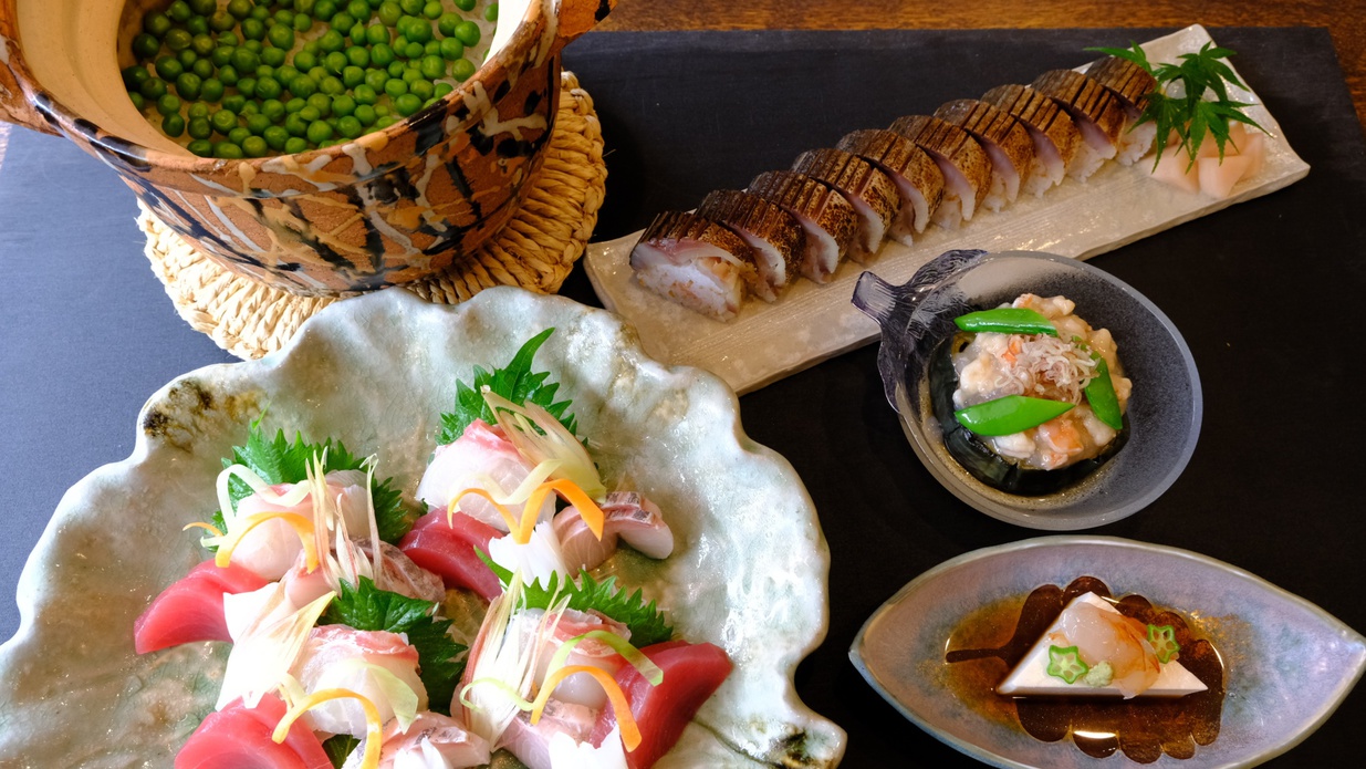 【万博】【二食付き】夕食は地元の名店、朝食はお部屋で〜美山の旬の食材とお店の雰囲気を愉しむ〜