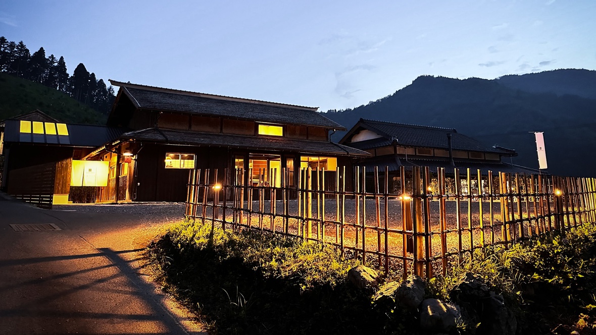 【万博】【夕食付き】提携レストランをお手配〜美山屈指のレストランで旬の食材を味わう〜