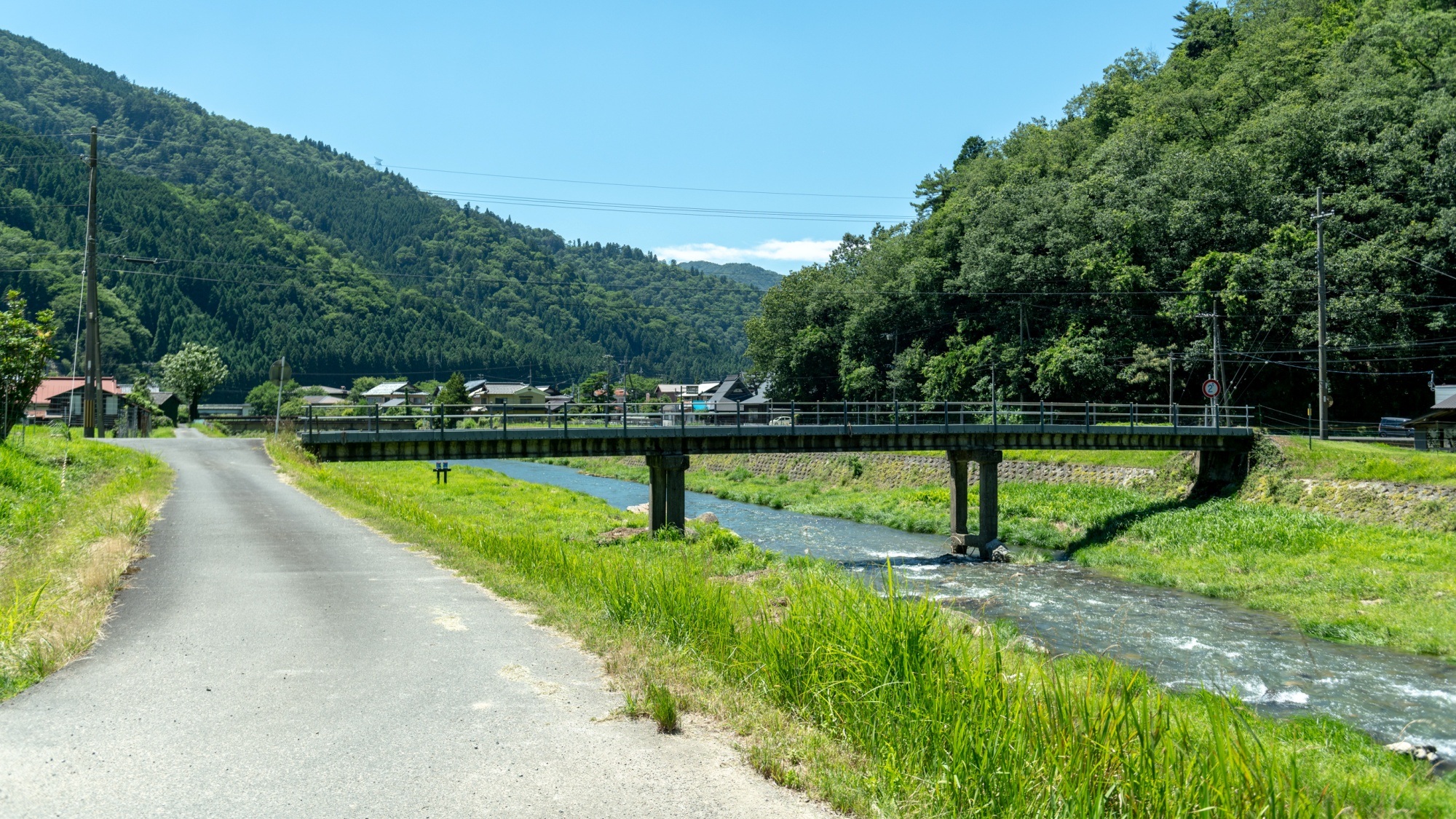 【松明】すぐ近くを流れる由良川。夏には水遊びが楽しめます