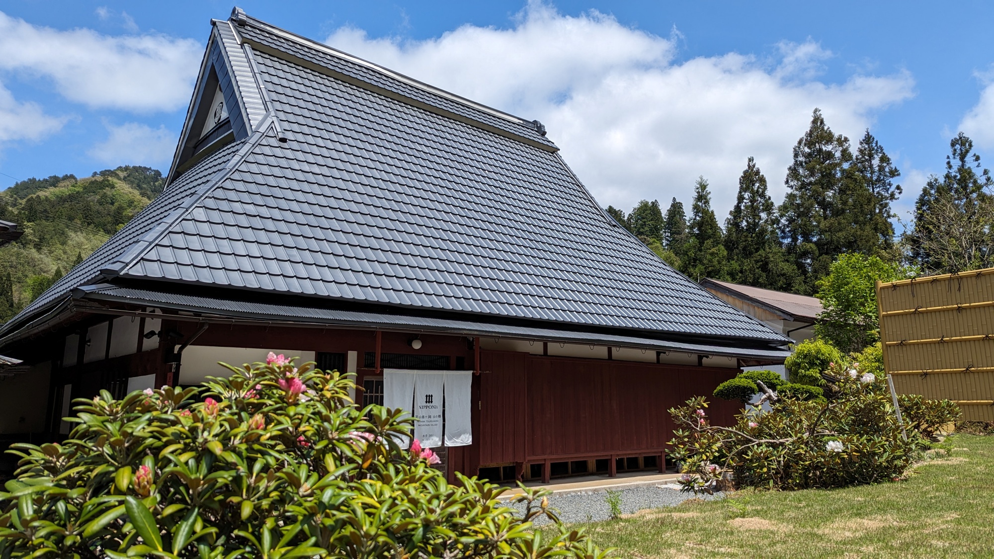 【水音】この地域の典型的な建築様式「北山型」の茅葺家屋の古民家です