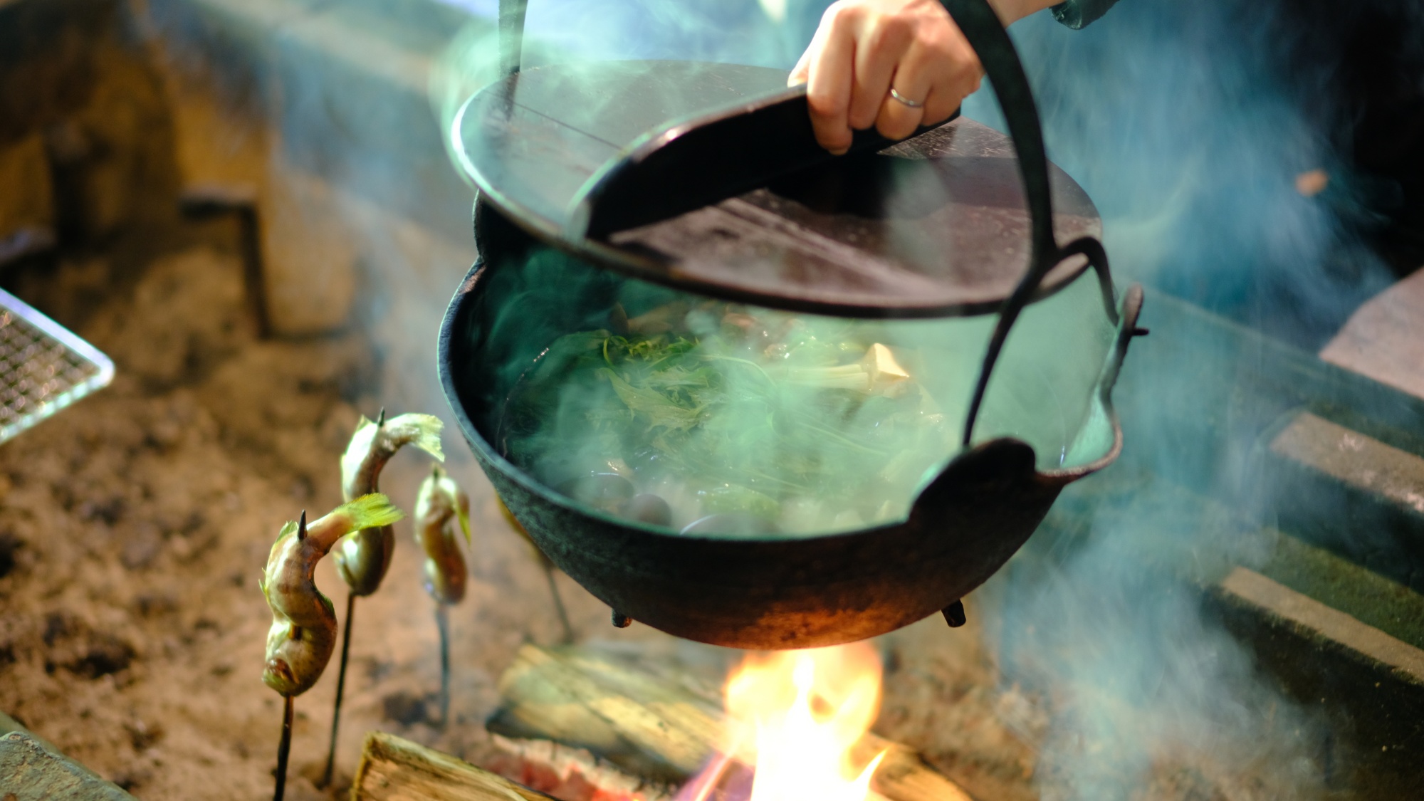 【夕食一例】提携レストラン「ゆるり」の囲炉裏鍋