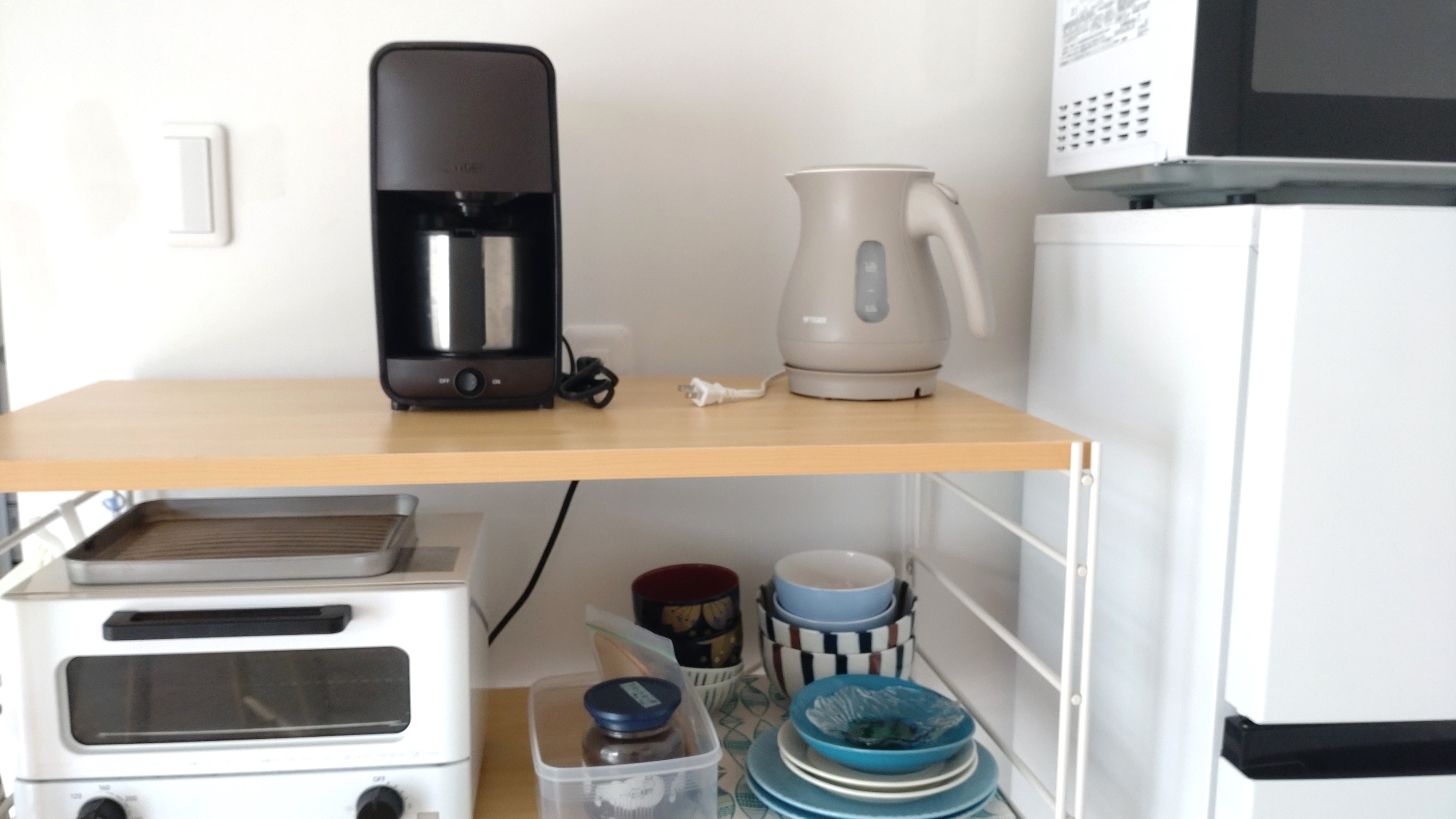 レンジ、トースター、湯沸かしポット、コーヒーメーカーあり