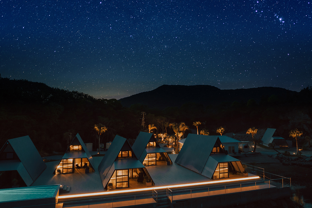 施設外観（夜）