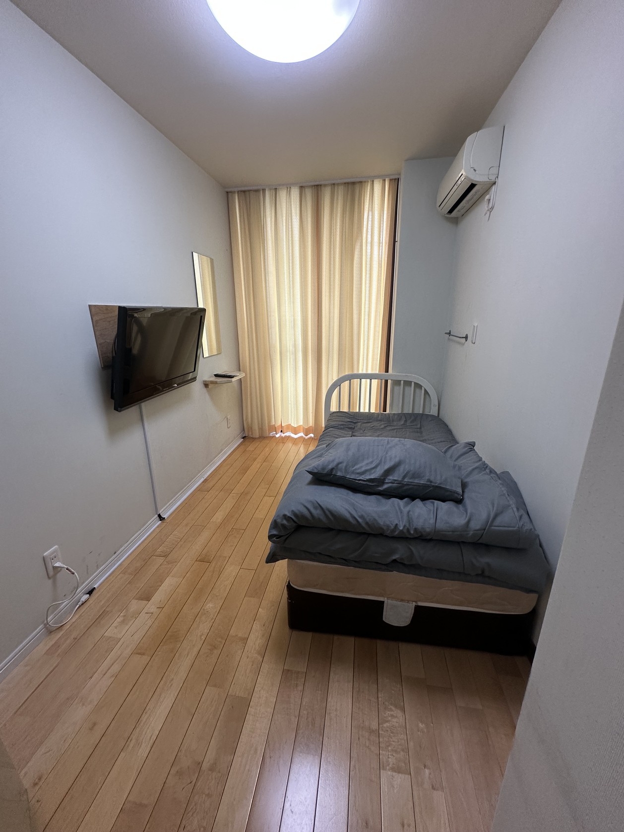 女性限定３０８シングルベッド（２人目はお布団）  オール禁煙　お風呂・キッチン・トイレは共同です