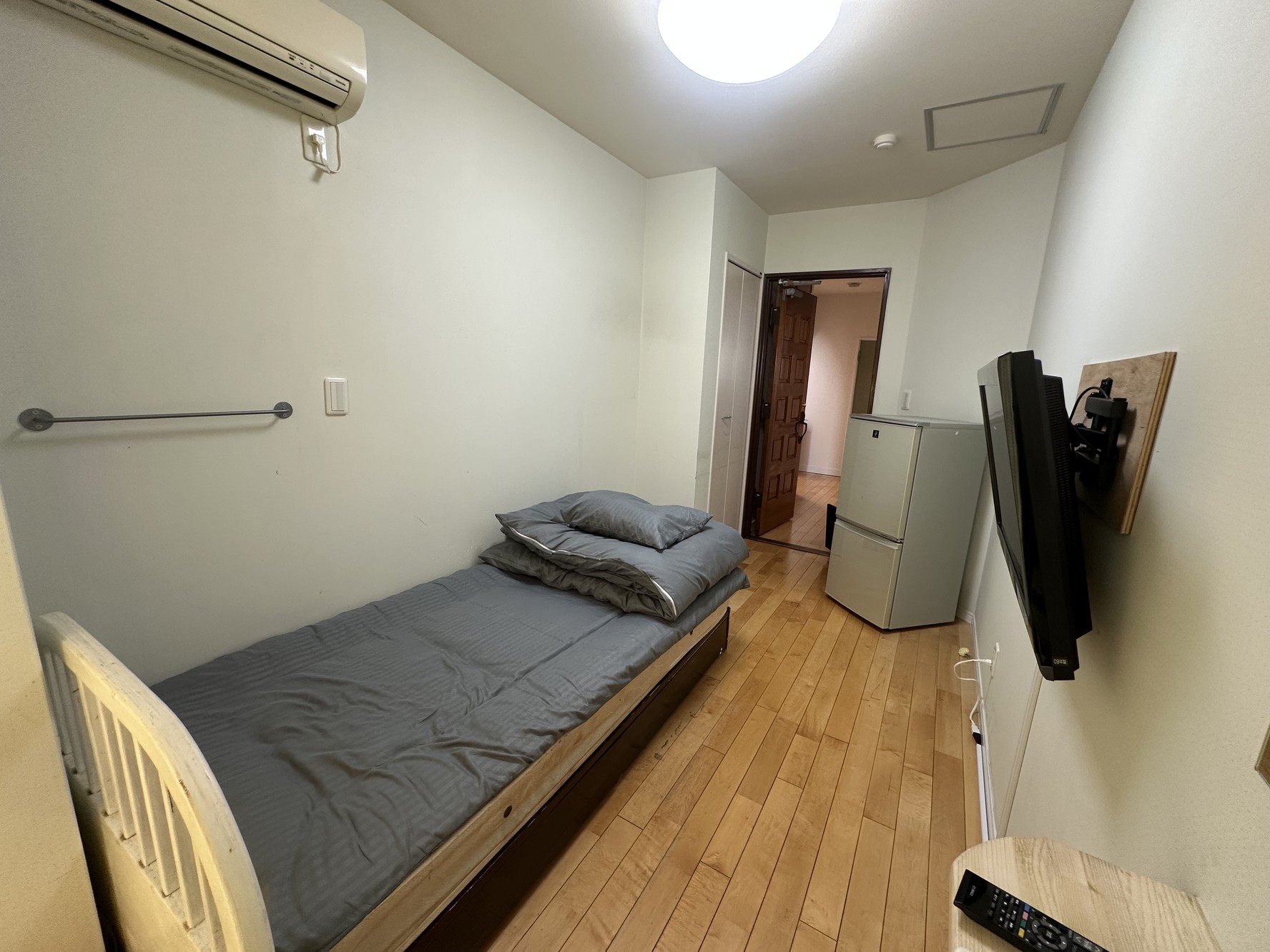 女性限定３０８シングルベッド（２人目はお布団）  オール禁煙　お風呂・キッチン・トイレは共同です