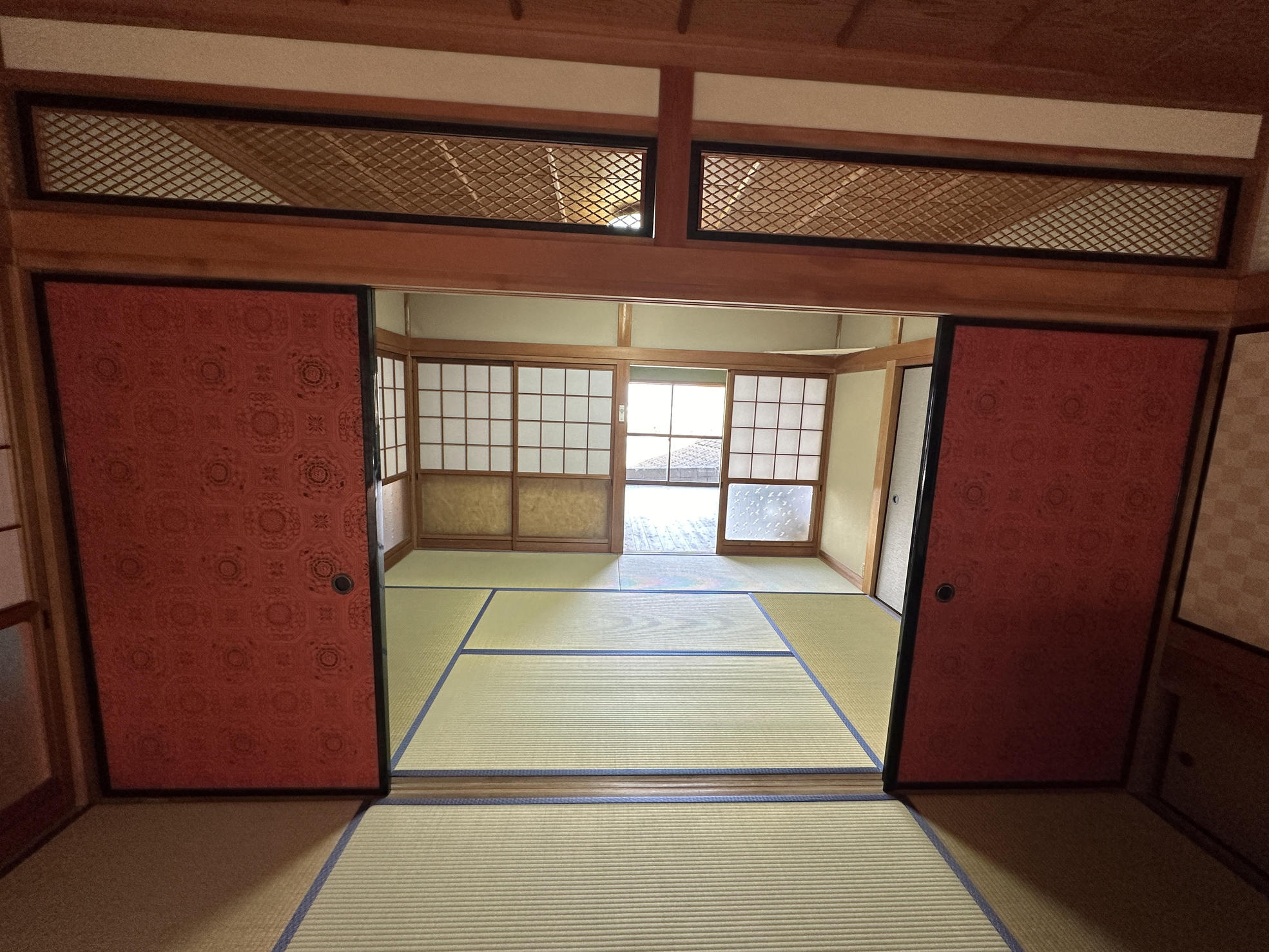 寝室からリビングに