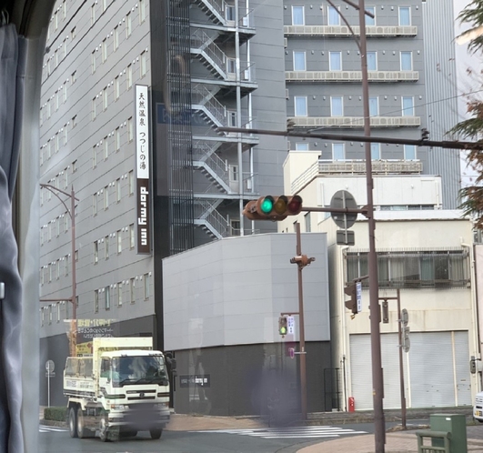 【路面電車の乗り方】➐3つ目の札木駅でご降車ください。目の前にホテルが見えます。