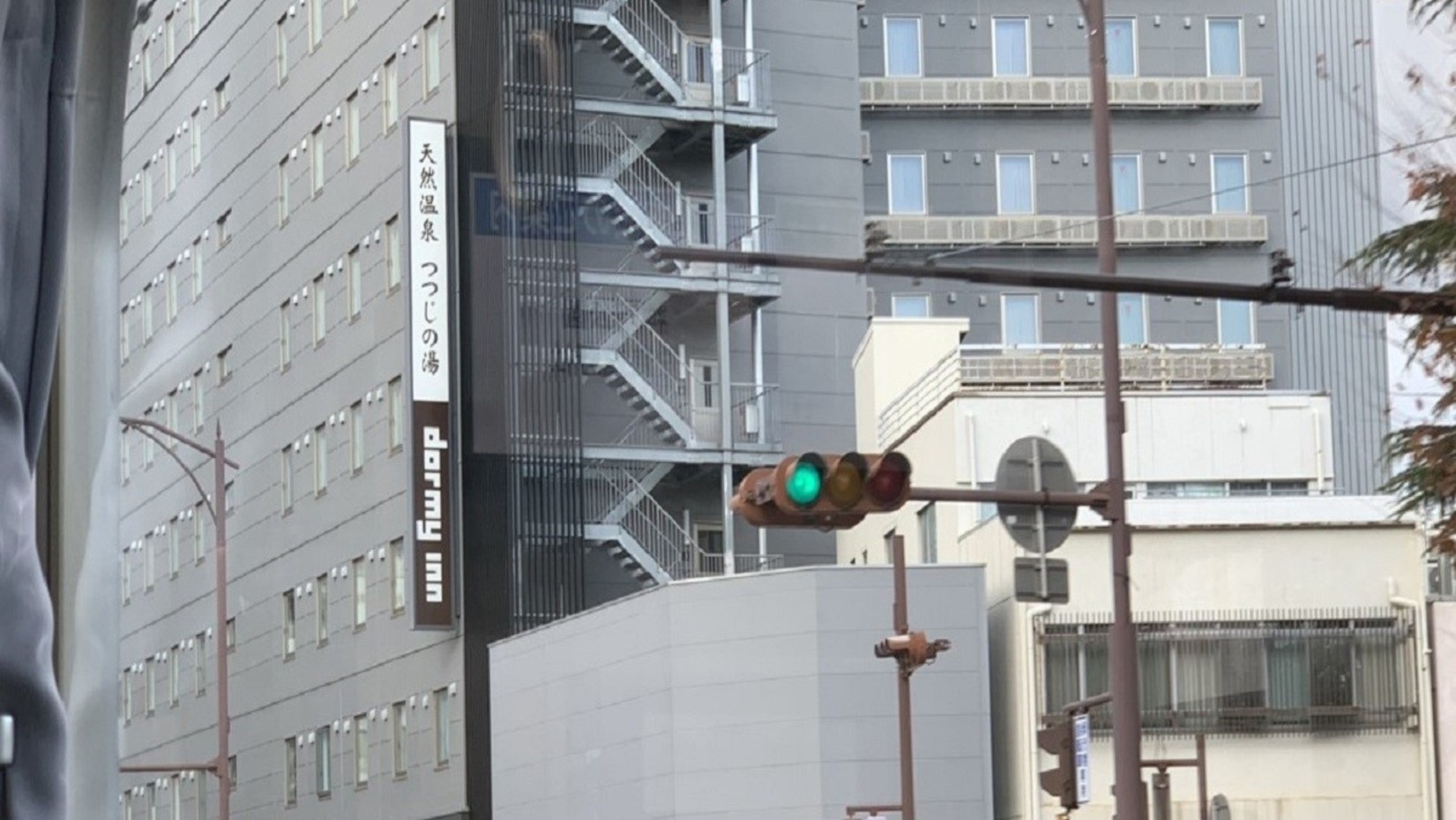 【路面電車の乗り方】➐3つ目の札木駅でご降車ください。目の前にホテルが見えます。