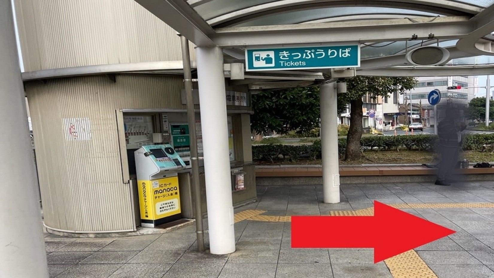 【路面電車の乗り方】❺階段を下りますと切符売り場がございます。乗車時にお支払いもできます。