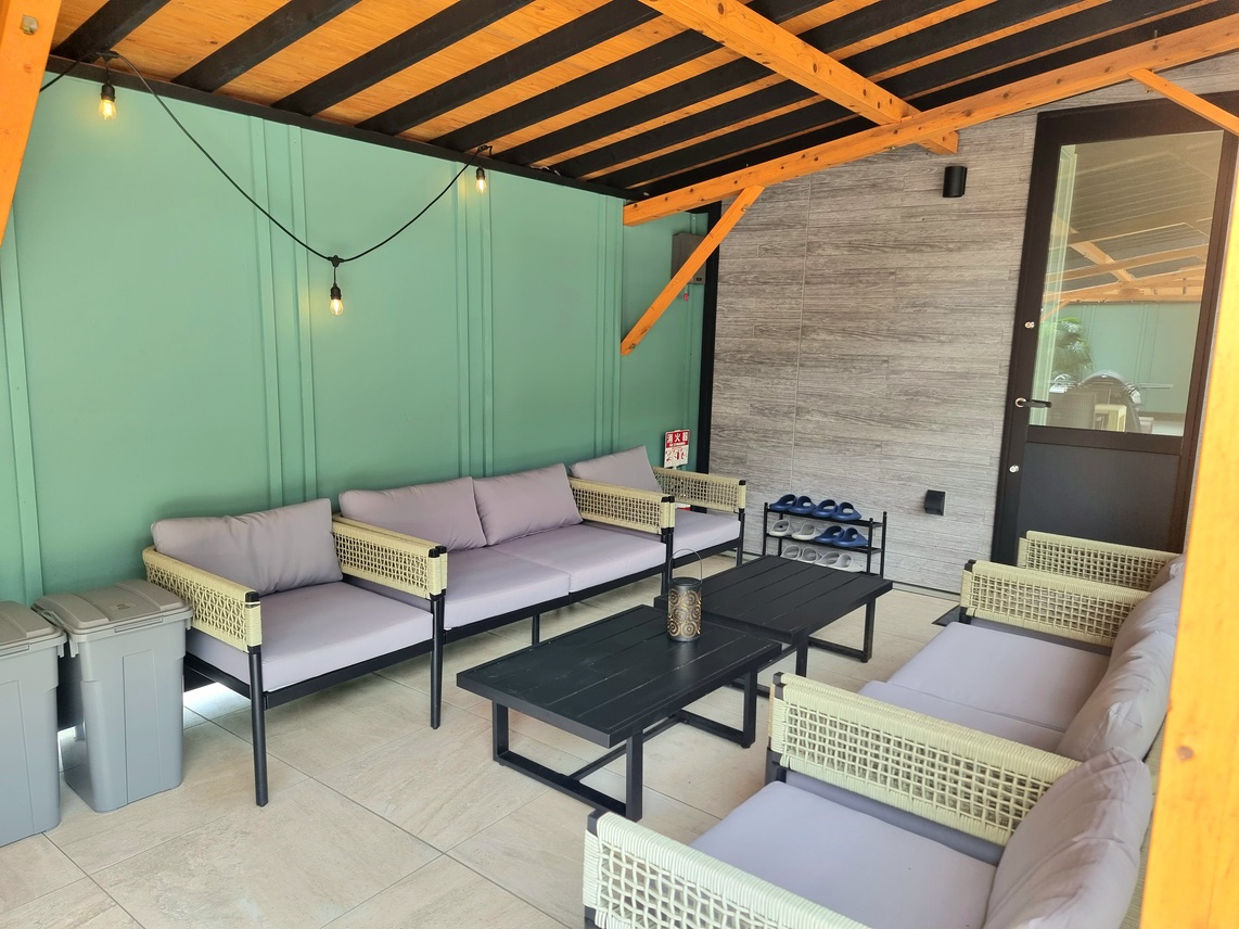 【1日1組限定】新築ヴィラGoraku｜屋根付き広々テラスでくつろぐBBQプラン 