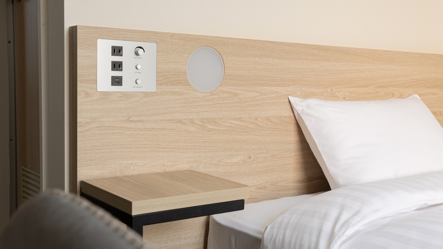 ベッド脇には電源、USB電源をご用意