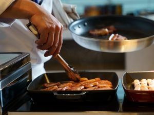 【室数限定★乾杯ボジョレーヌーボー付】朝から嗜む贅沢な1杯◎絶品洋食ブッフェに相性抜群！＜朝食付＞