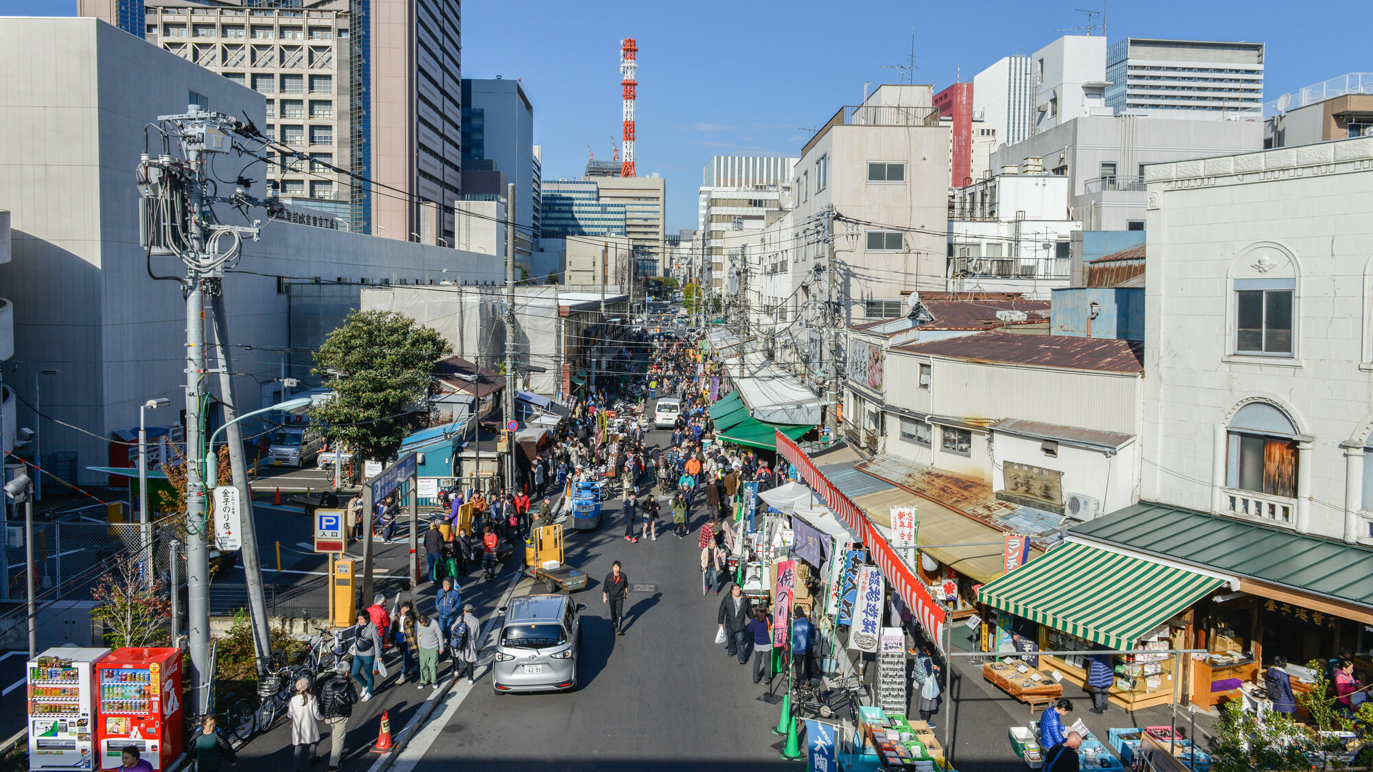 【築地場外市場】日本の様々な食の専門店が集まる総合市場。食べ歩きもおすすめ／ホテルからバスで5分