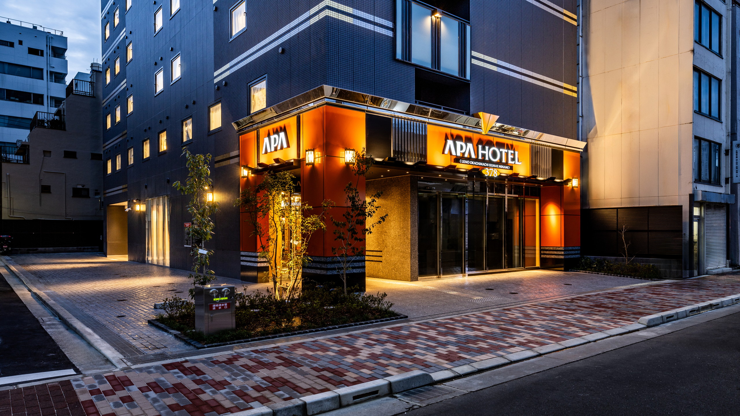 ホテル外観（夜）