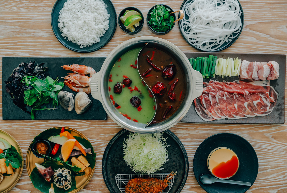 【1泊2食付】 DINNER PLAN｜緑白湯と黒ごま麻辣の薬膳火鍋