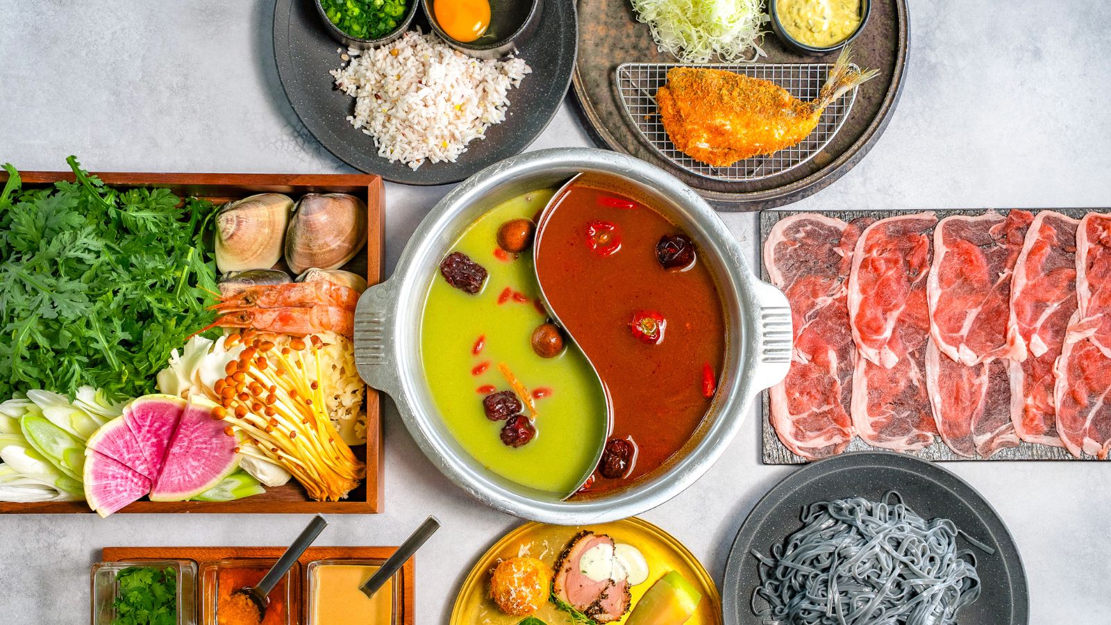 Night DINNER｜緑白湯と黒ごま麻辣の薬膳火鍋