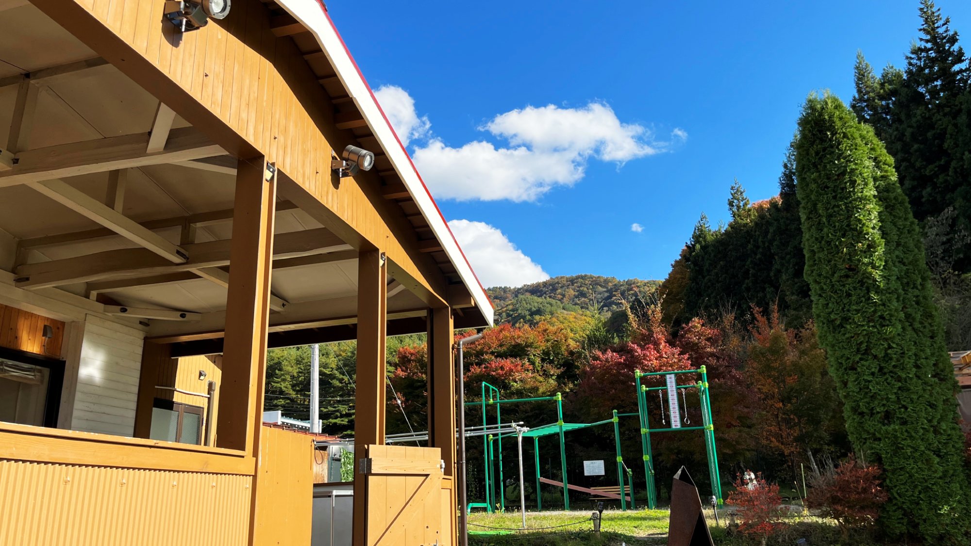 ・【ヴィラ】秋には紅葉も楽しめます。自然あふれる場所でのんびり過ごせます。