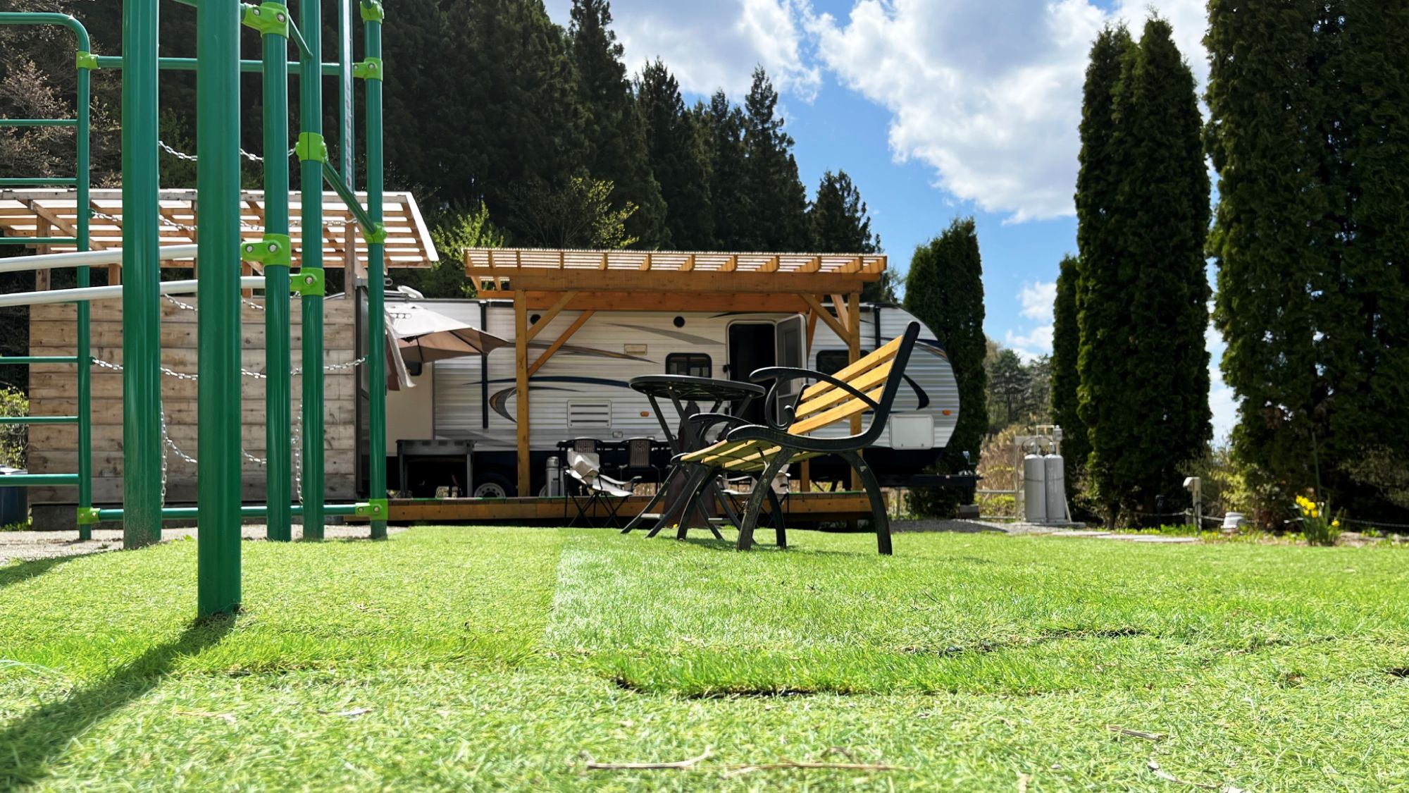 ・【中庭】ベンチもありお子様の様子を見つつ、自然の空気を嗜みつつ、のんびり過ごせます。