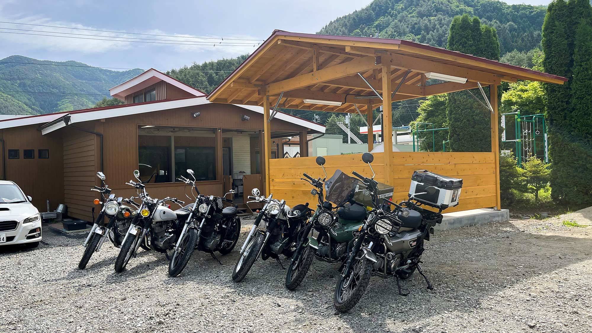 ・【バイク駐輪場前】バイカー御用達の施設。安心してライダーズステイしていただけます