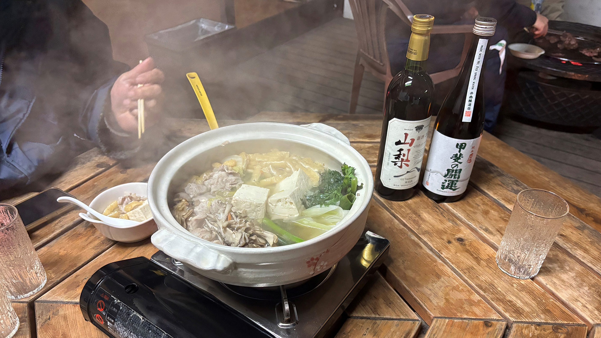 ・【鍋/デッキ】みんなで鍋を囲みながら楽しいひと時。仲間や家族と会話も弾みます