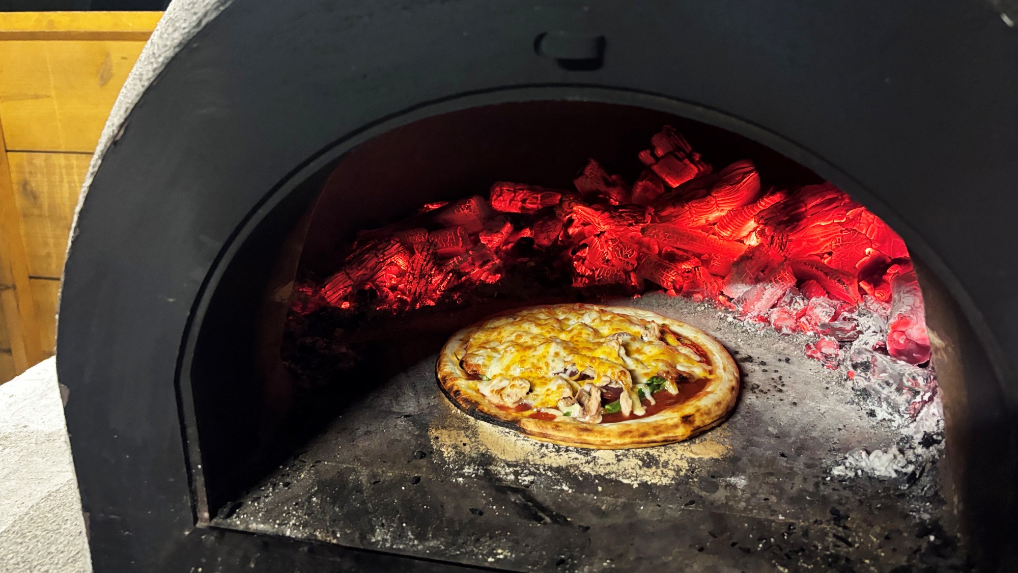 ・【ピザ】石窯で焼く本格ピザ。焼き立てアツアツのピザも楽しめます。