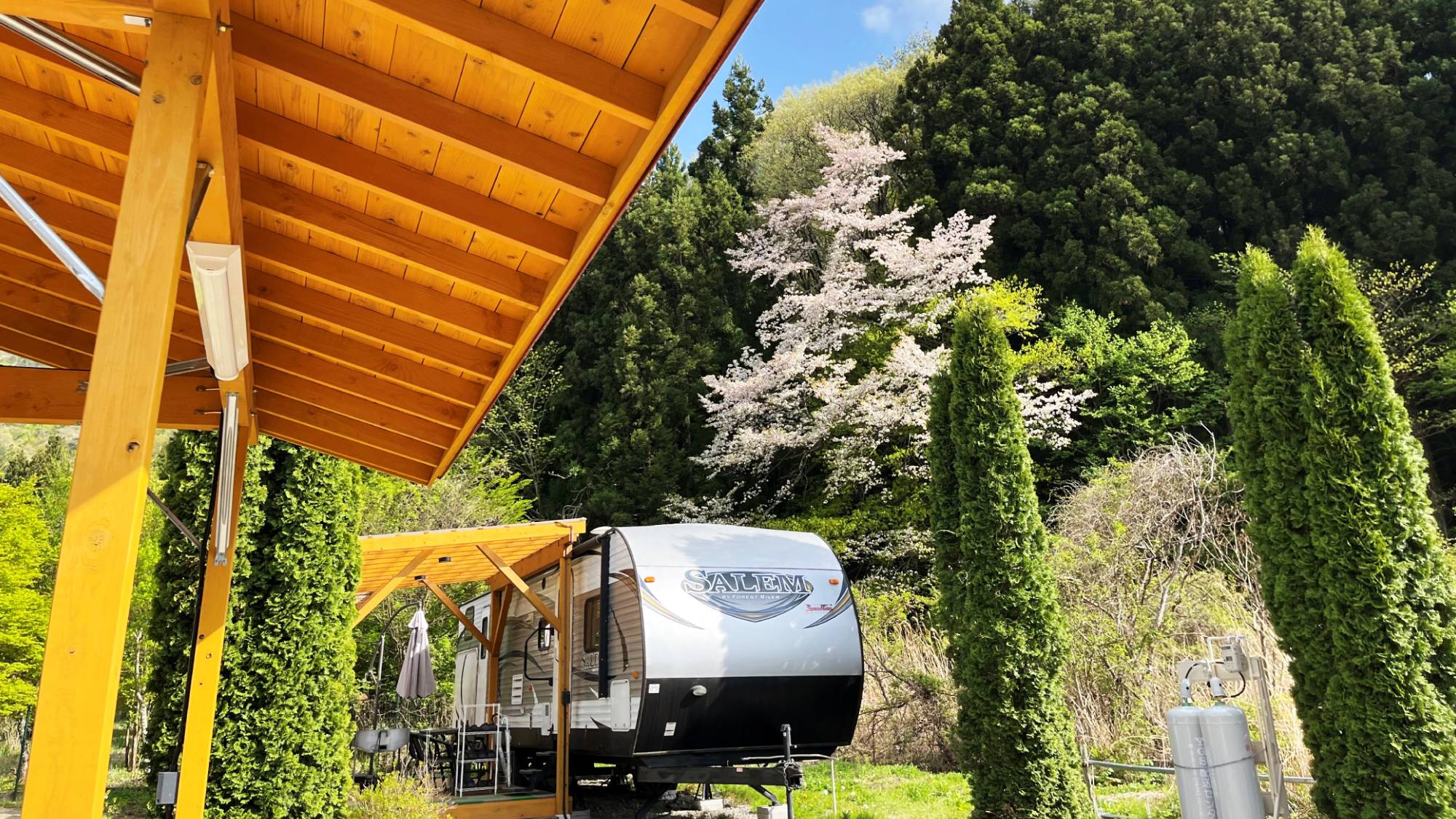 ・【トレーラー】トレーラーハウスに泊まりながら、紅葉や山桜などの自然を満喫できます。