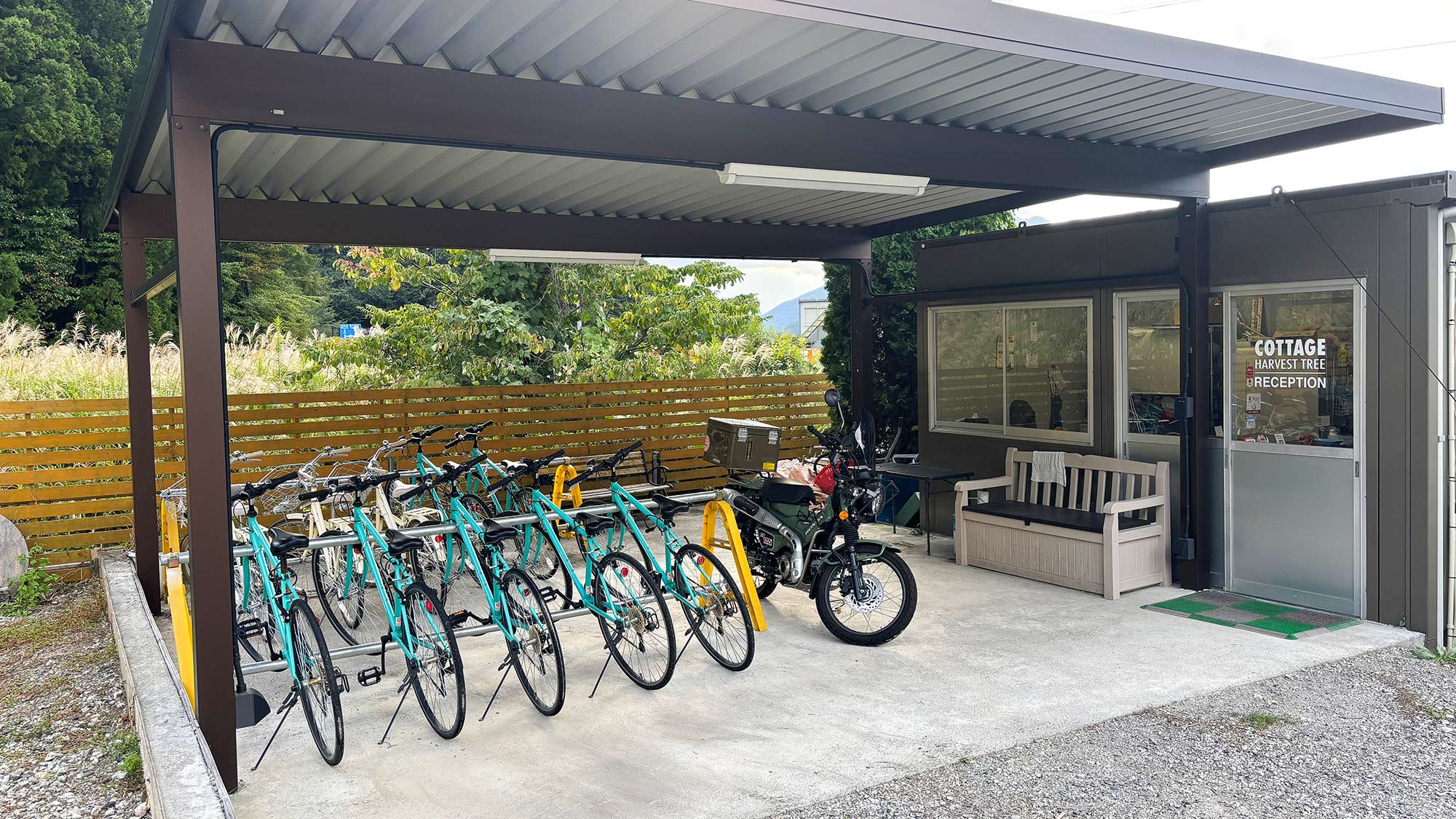 ・【バイク駐輪場】屋根付き駐輪スペース完備。大切な愛車を雨風から守れるスペースをご用意