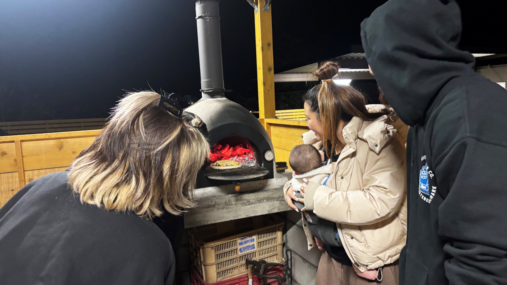 ・【ピザ】屋根付きで天候を気にせず、ピザが焼きあがるのを待てます。