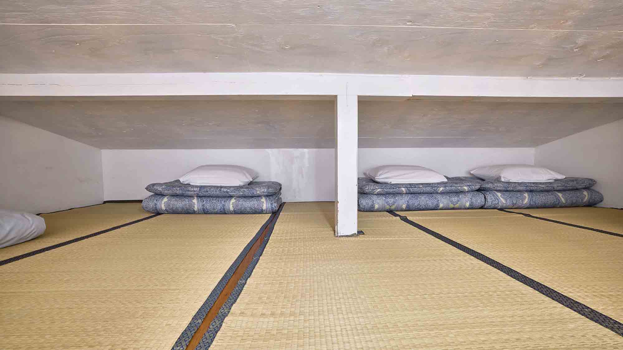 ・【ヴィラ：寝室】折り畳みも簡単な布団をご用意しております