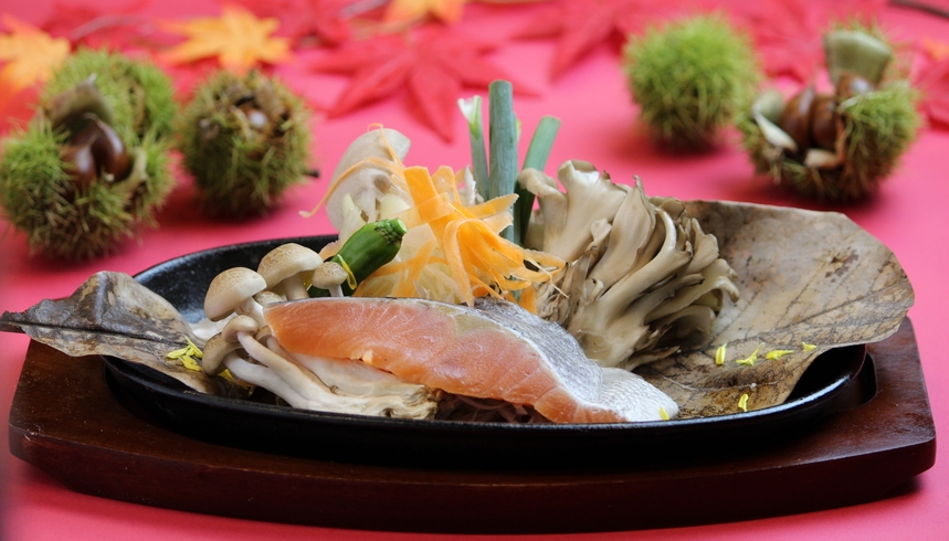 【秋限定★選べる朴葉焼き】鮭or地鶏♪秋の味覚を香ばしい朴葉焼きで満喫！1泊2食付