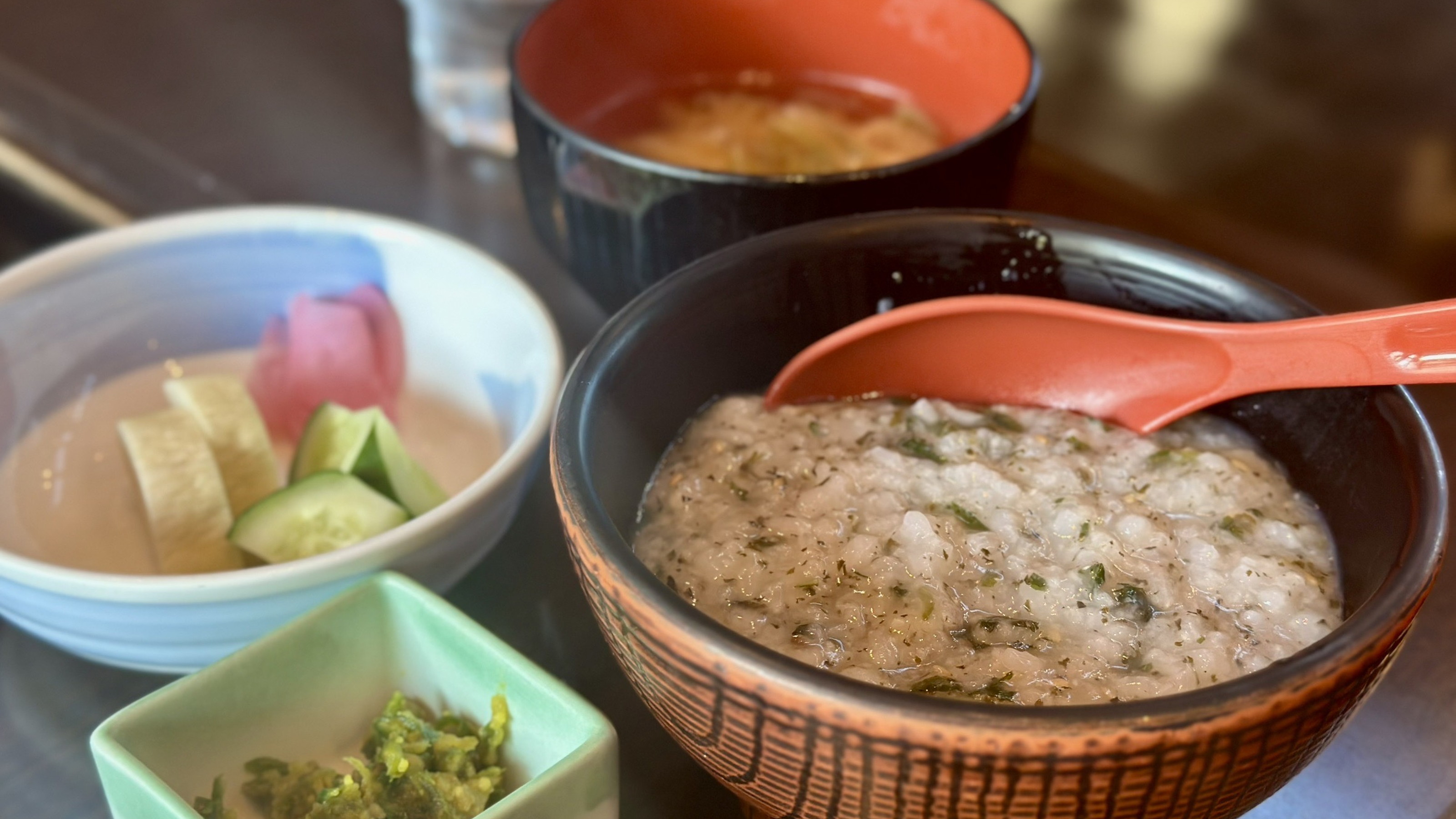 朝食は特製のおかゆもお選びいただけます。