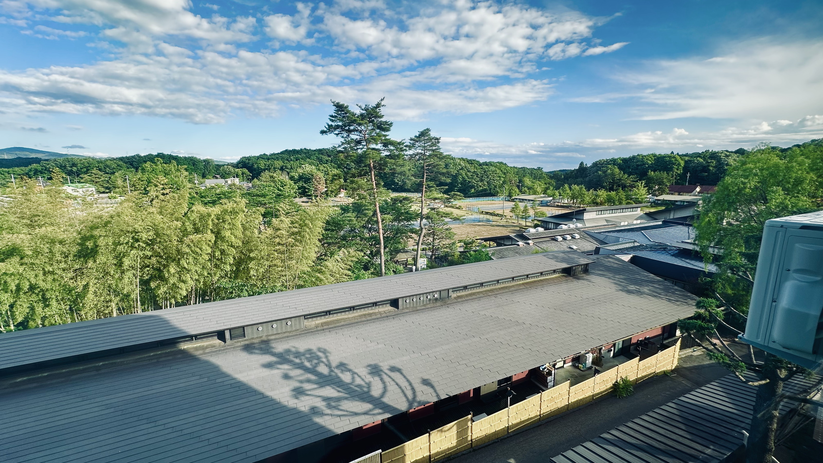 お部屋の窓から見た建物全景