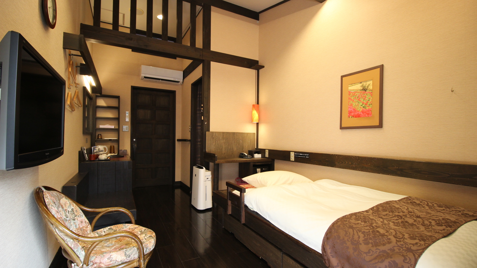 【シングル館客室】お一人様専用のぬくもりのあるお部屋で、机スペースもございます。