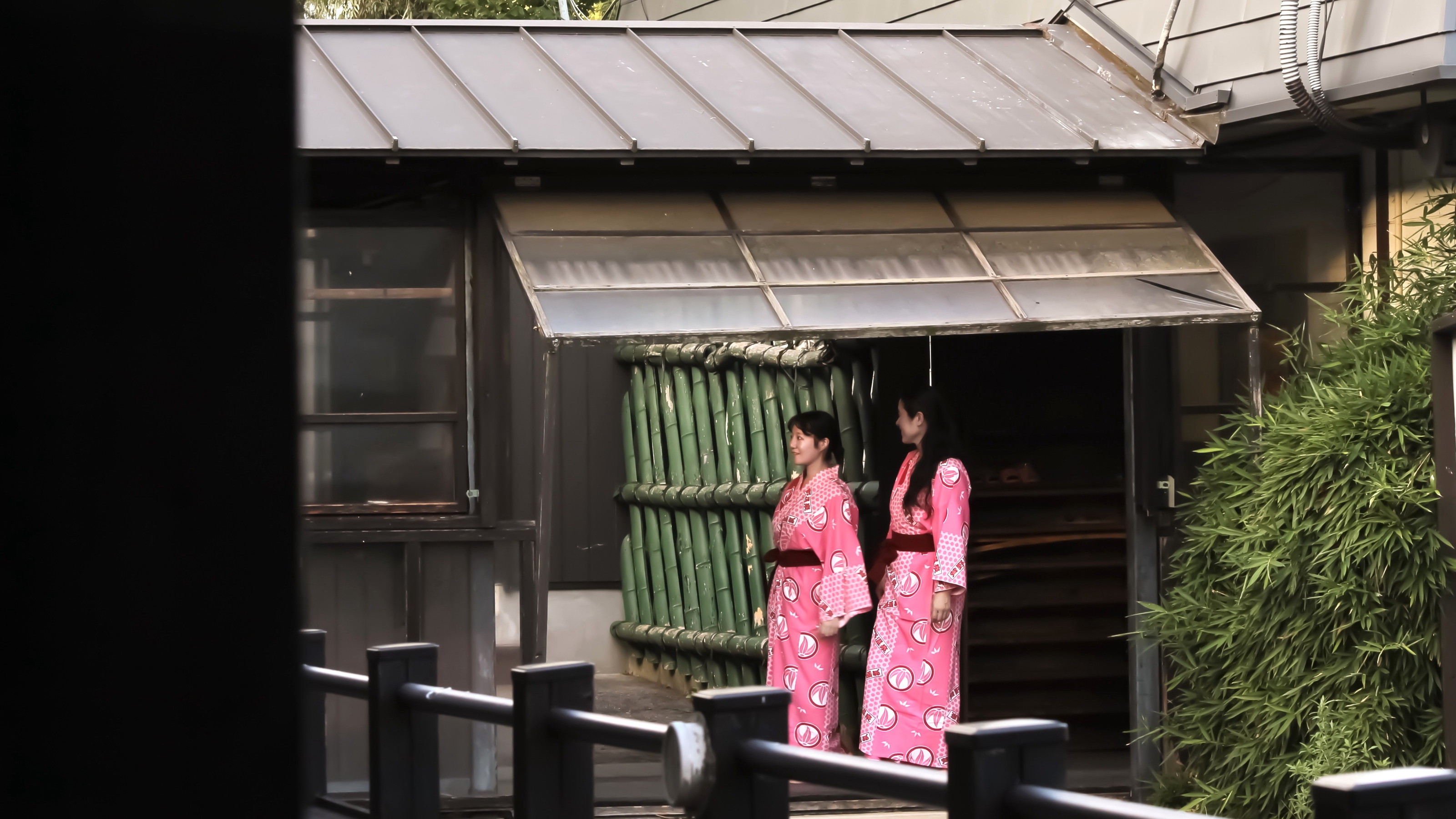 【滞在風景⑨】夕食の時間まで館内をちょっぴりお散歩。色浴衣で館内を歩くだけで絵になります♪