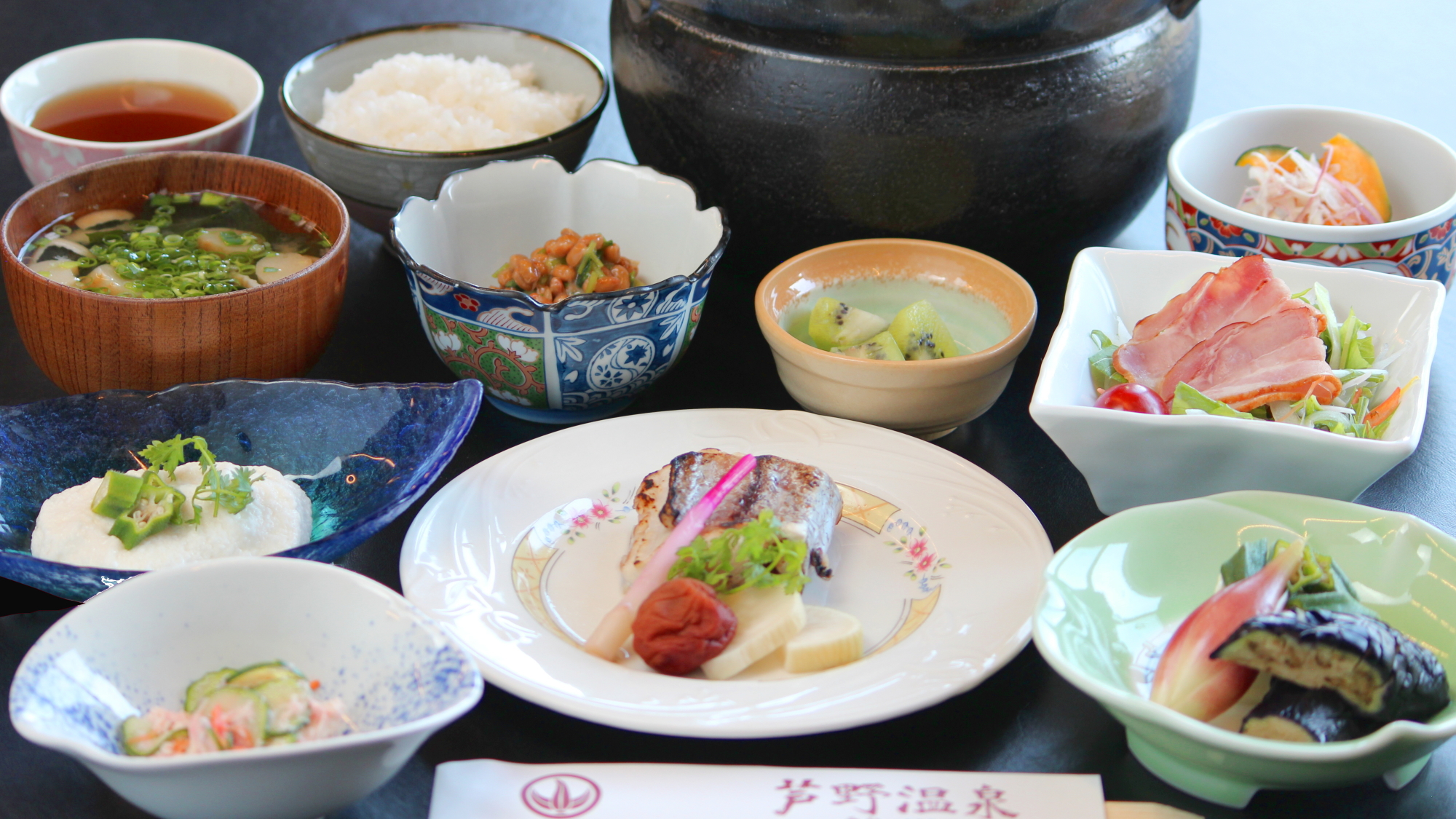 【シングル館朝食一例】芦野産のコシヒカリを土鍋で炊き、熱々の炊きたてをお召し上がりいただけます。
