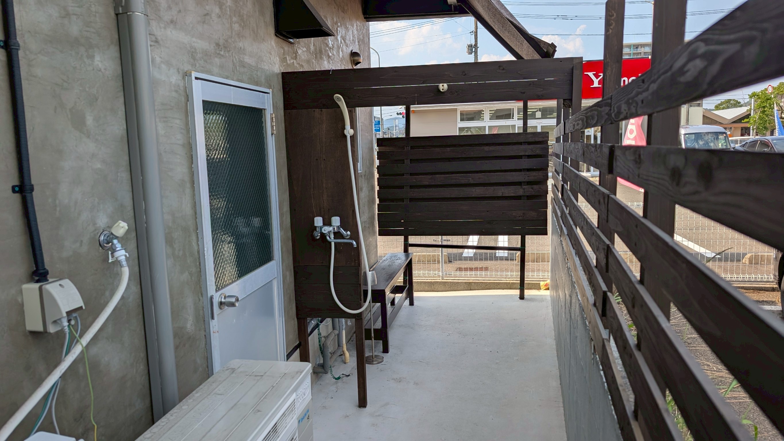 禁煙所・外シャワー